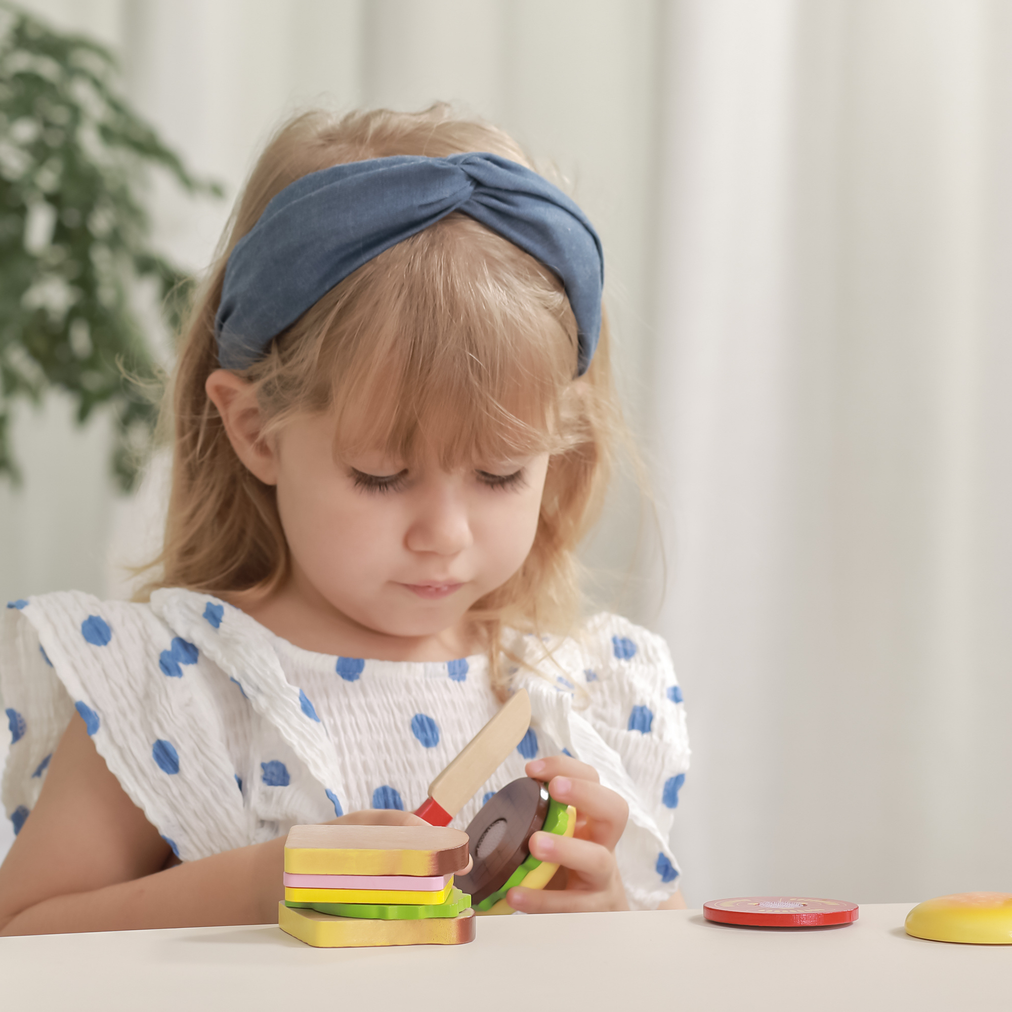 Viga Wooden Hamburger and Sandwich Toy Set, 11 Piece Pretend Play Food with Knife, Montessori Educational Kitchen Toy for Kids 18 Months+