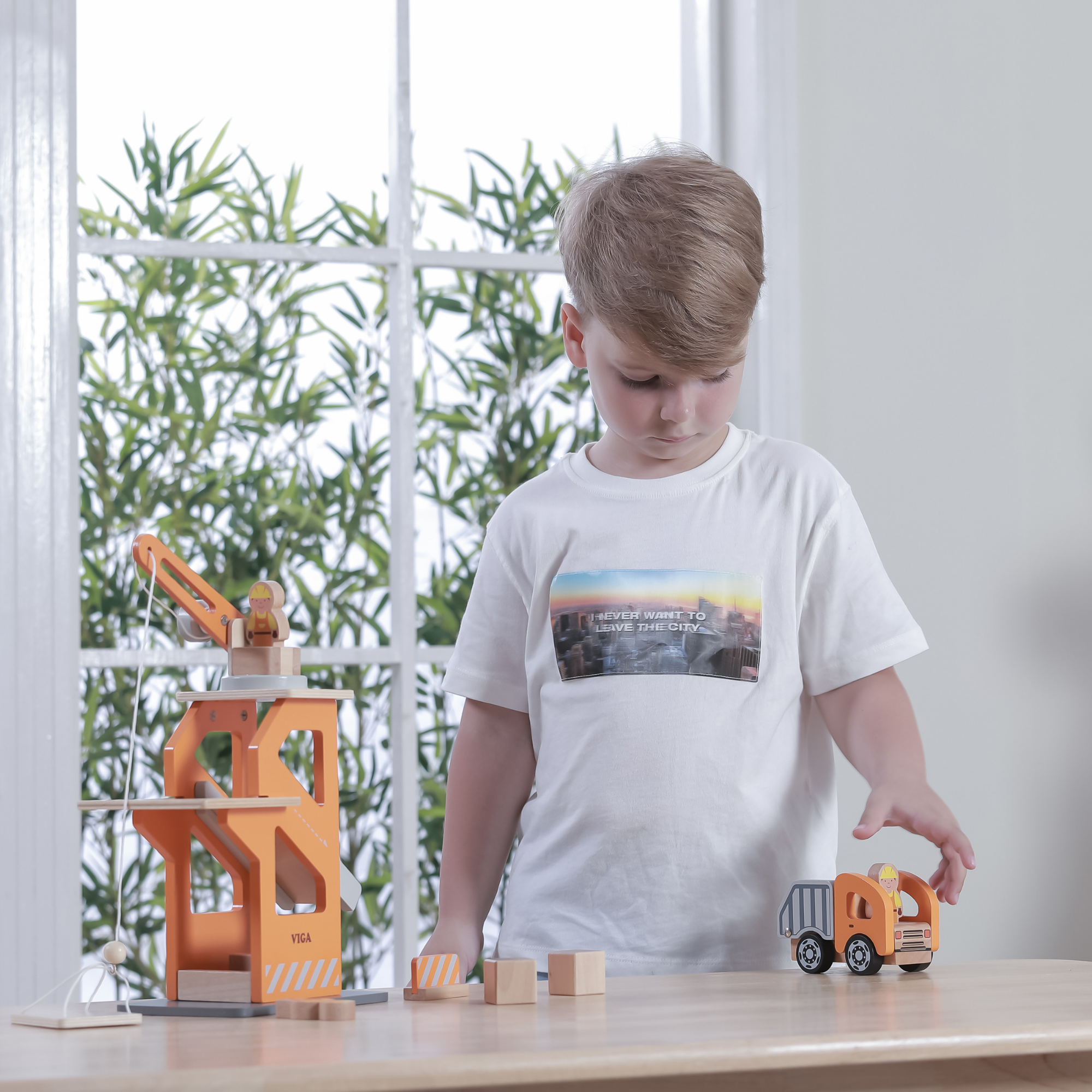 VIGA Wooden Crane Lift with Dumper 3 Builder Figures, Dump Truck, Blocks, and Accessories Construction Role Play Toy for Kids Ages 3 and Up
