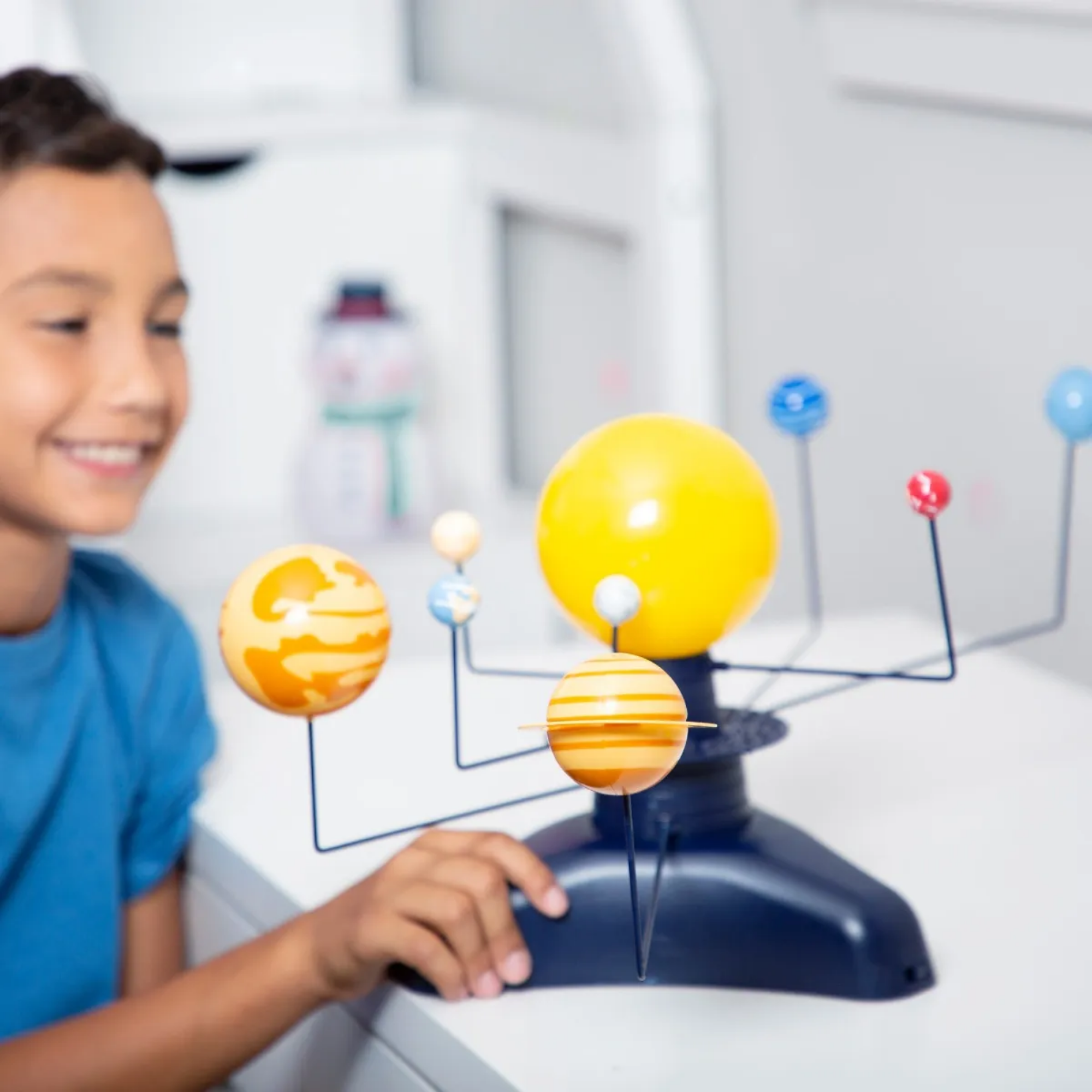 Learning Resources GeoSafari Motorised Solar System, Interactive Rotating & Revolving Model with Light-Up Sun & Star Projector, Includes Multilingual Activity Guide, For Kids Ages 8+