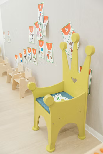 Joyees Eco-friendly Wooden Crown Chair, Natural Birch Plywood for Children, Boys and Girls, Suitable for Home, Daycare, Nursery, Kindergarten, Preschool, Classroom or Play Areas, 12m+