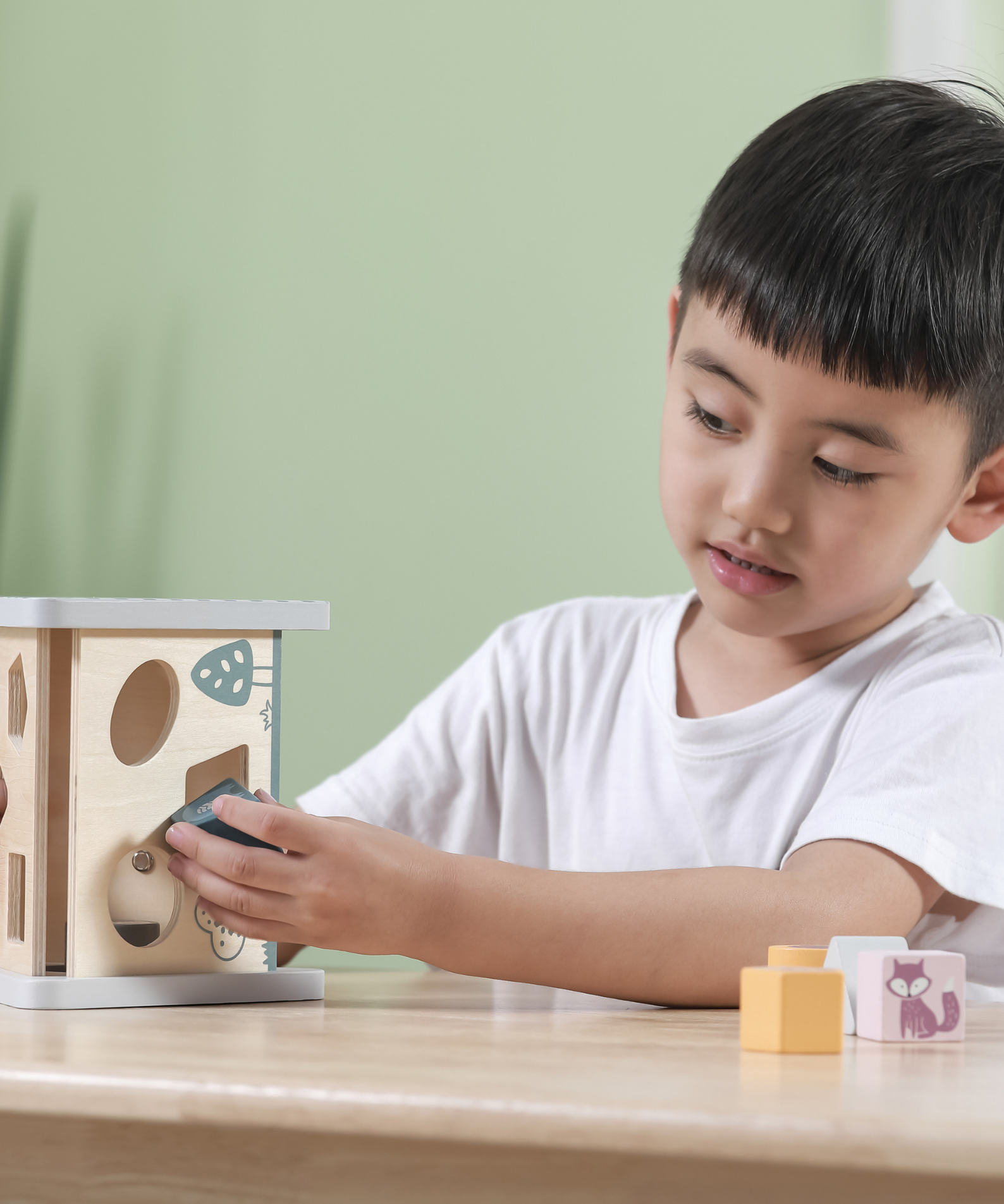 PolarB Wooden Shape Sorter Activity Box for Toddlers, 5-Sided Triangular Box with 7 Geometric Shapes and Turning Gears, Educational Toy for Shape Recognition and Fine Motor Skills