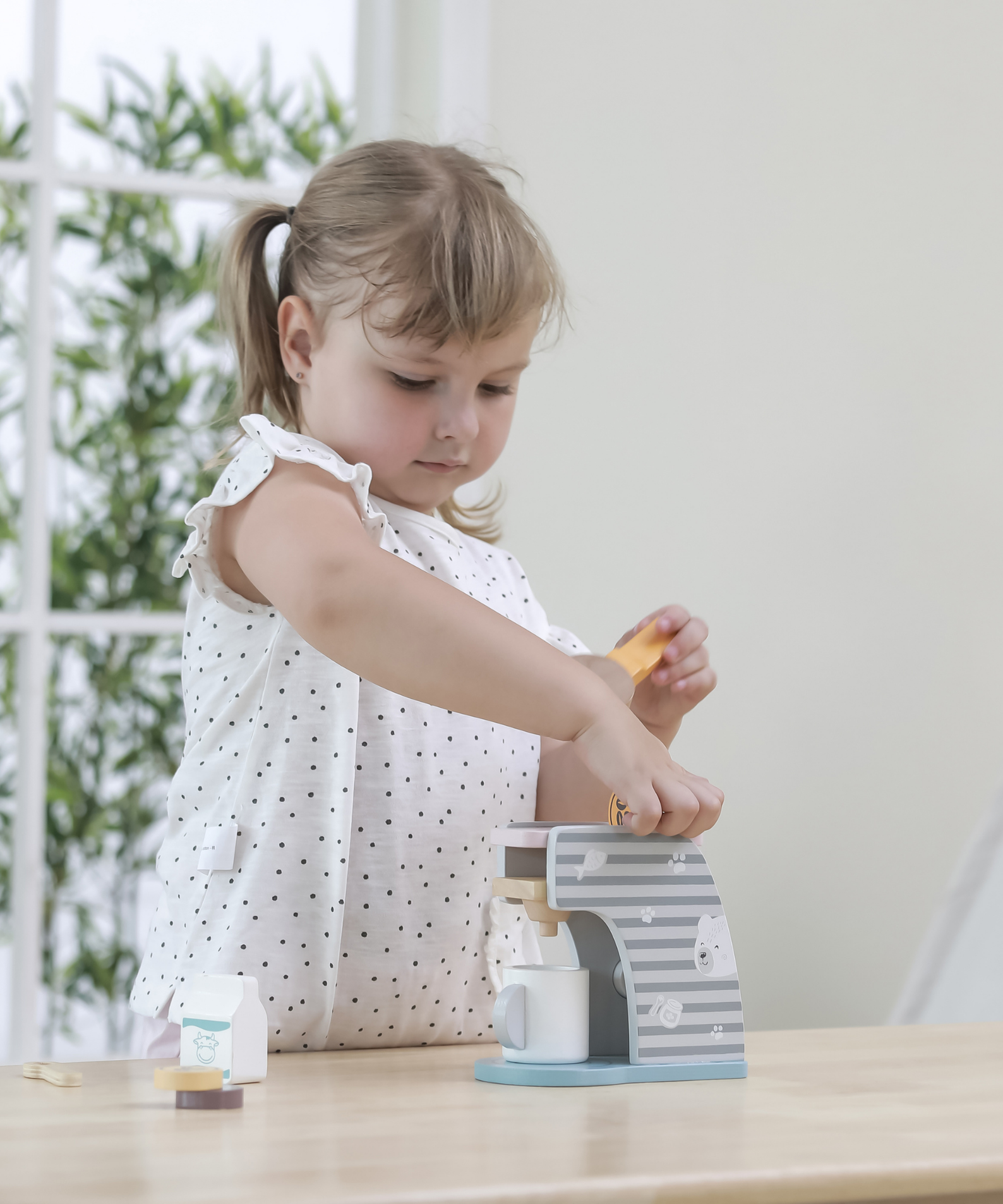 PolarB Wooden Coffee Machine Set for Kids Aged 3 and Up  Pretend Play Barista Toy with Cup, Spoon, Milk Bottle, and Coffee Beans