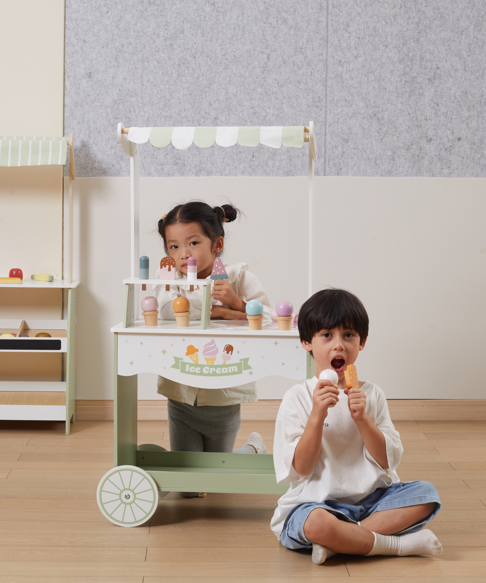 PolarB Wooden Ice Cream Cart, Large Pretend Play Trolley with Magnetic Scoop, Cones, Popsicles and Blackboard, Role Play Toy for Kids Ages 3+