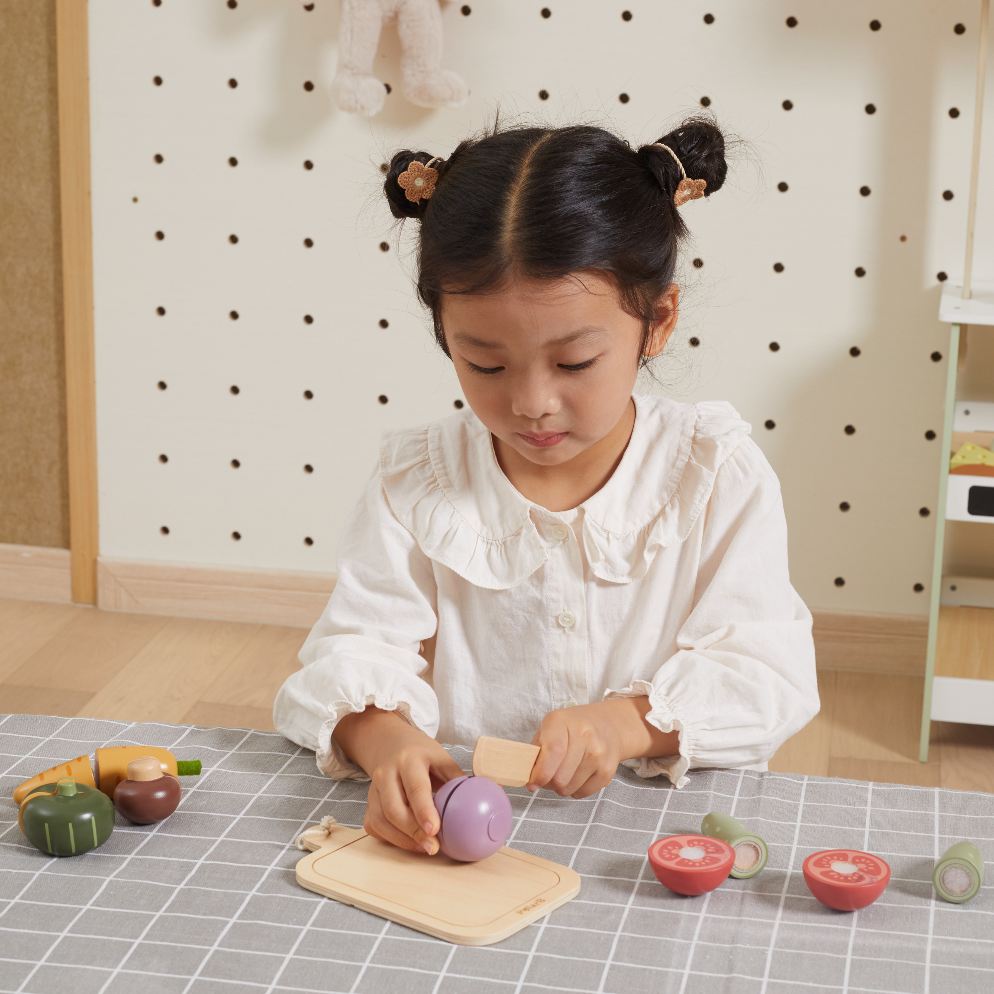 PolarB Wooden Vegetable Chopping Board Set, Pretend Play Cutting Toy with Knife and Board, Montessori Kitchen Learning Toy for Toddlers Ages 18 Months+