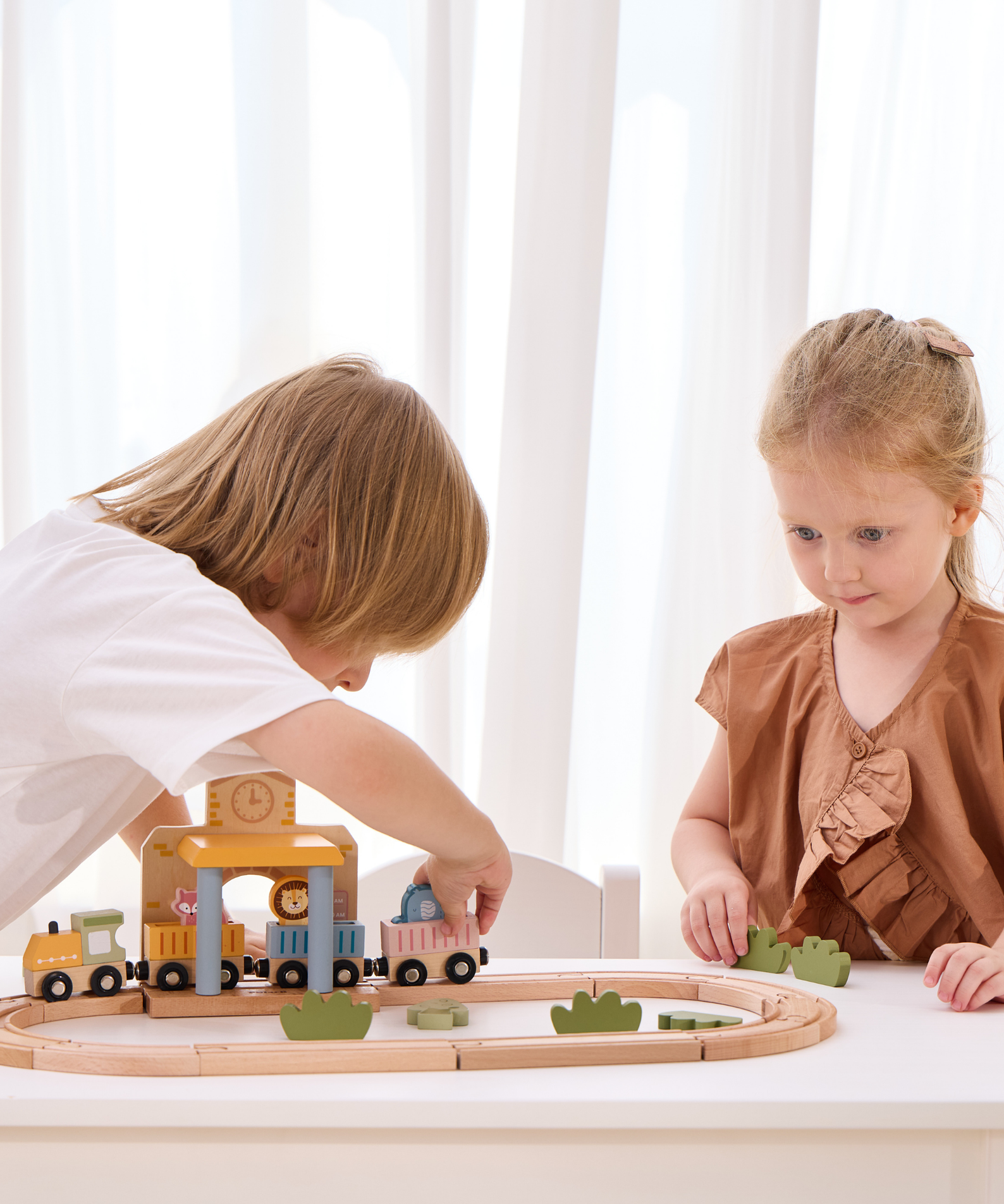 PolarB Wooden Train Set, 30 Pieces with Interactive Sound Station, Tracks, Animal Figures and Accessories, Educational Toy for Kids Ages 3 and Up