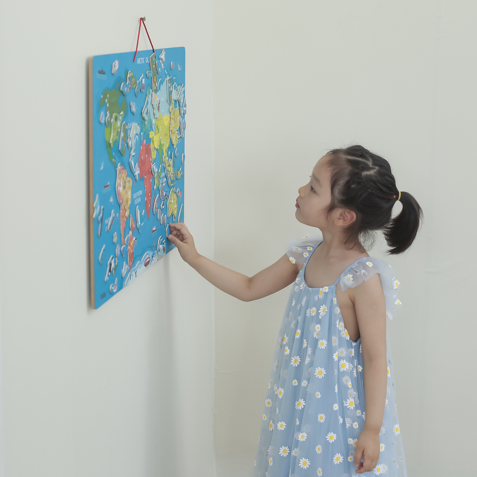 Viga Dry Erase Board with,   Magnetic World Puzzle, Montessori Wooden Toy, Develops Sensory, Cognitive & Fine Motor Skills, Non-Toxic & Eco-friendly Kids Educational Toy, Suitable for Children 3Y+