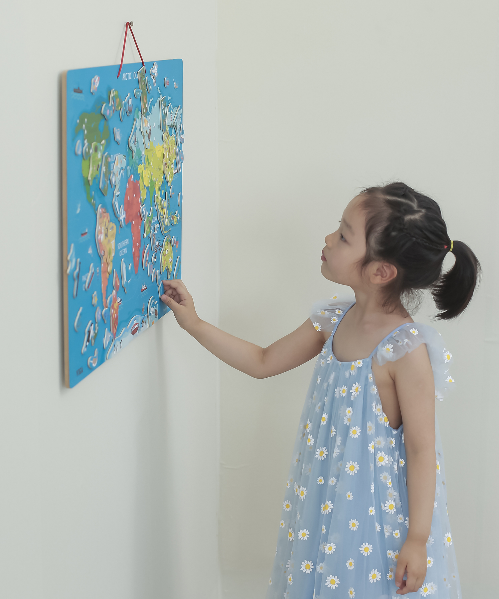 Viga Dry Erase Board with,   Magnetic World Puzzle, Montessori Wooden Toy, Develops Sensory, Cognitive & Fine Motor Skills, Non-Toxic & Eco-friendly Kids Educational Toy, Suitable for Children 3Y+