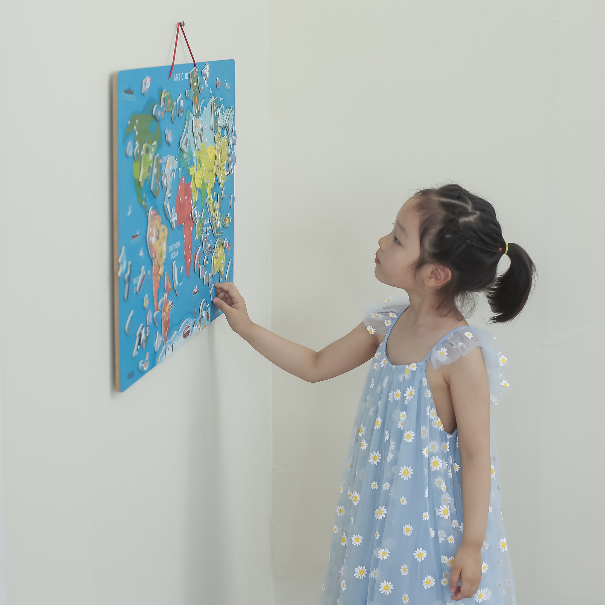 Viga Dry Erase Board with,   Magnetic World Puzzle, Montessori Wooden Toy, Develops Sensory, Cognitive & Fine Motor Skills, Non-Toxic & Eco-friendly Kids Educational Toy, Suitable for Children 3Y+