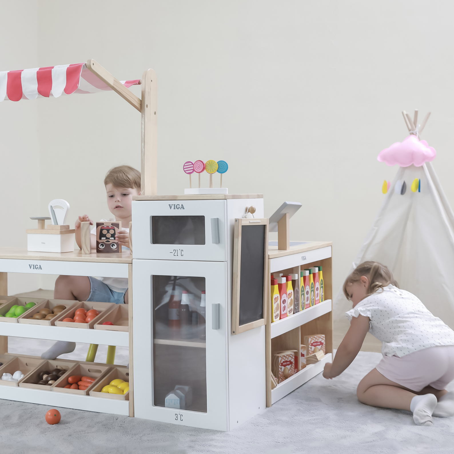 VIGA Wooden Toy Fridge with Freezer and Chalkboard  Pretend Play Kitchen Accessory  Role Play Appliance for Ages 3 and Up