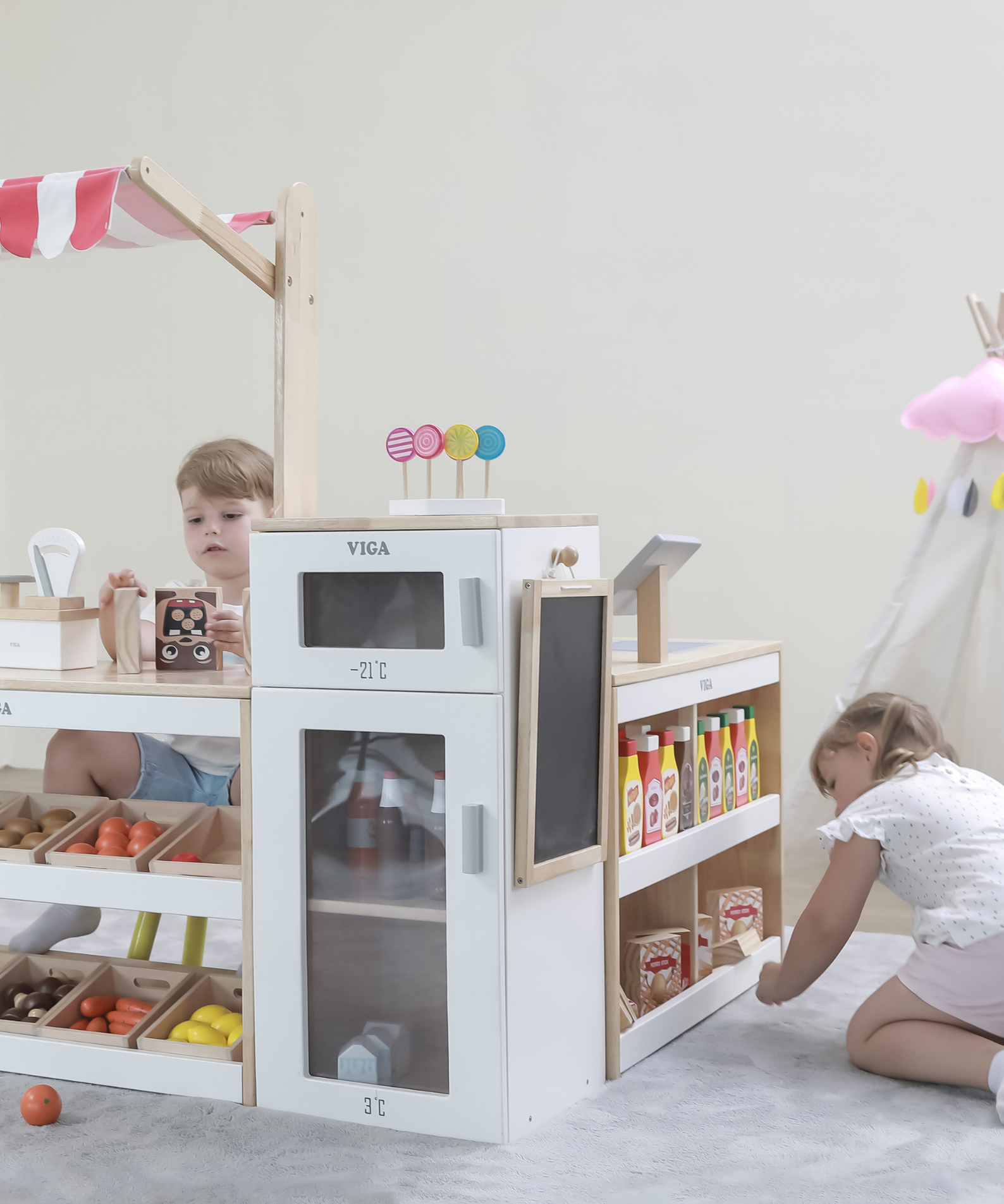 VIGA Wooden Toy Fridge with Freezer and Chalkboard  Pretend Play Kitchen Accessory  Role Play Appliance for Ages 3 and Up