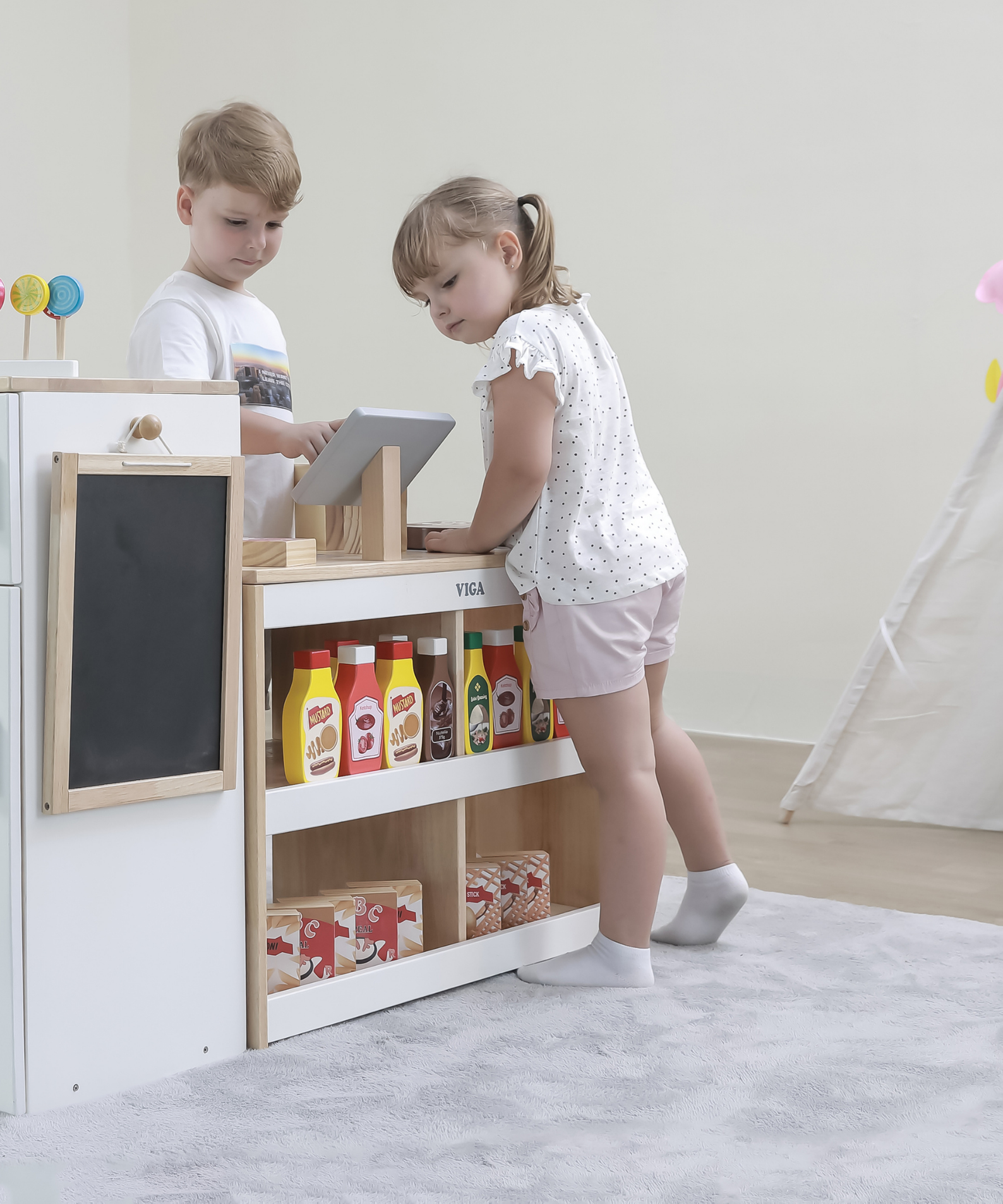 VIGA Wooden Beverage and Food Set  12 Piece Pretend Play Snacks and Drinks  Role Play Kitchen and Shop Accessories for Ages 3 and Up