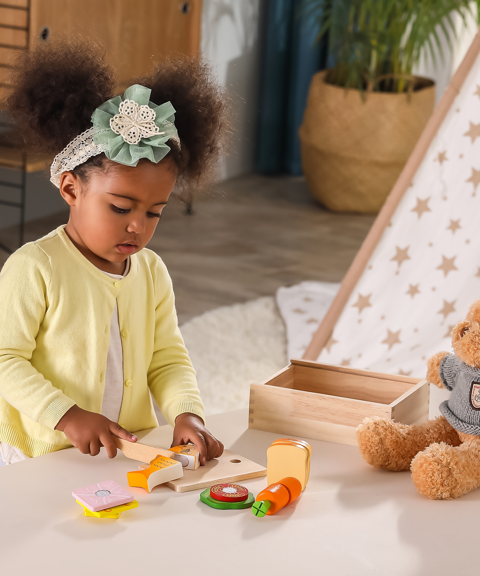 VIGA Wooden Cutting Lunch Set for Kids  Pretend Play Kitchen Toy with Knife and Food Pieces  Roleplay Toy for Ages 18 Months and Up