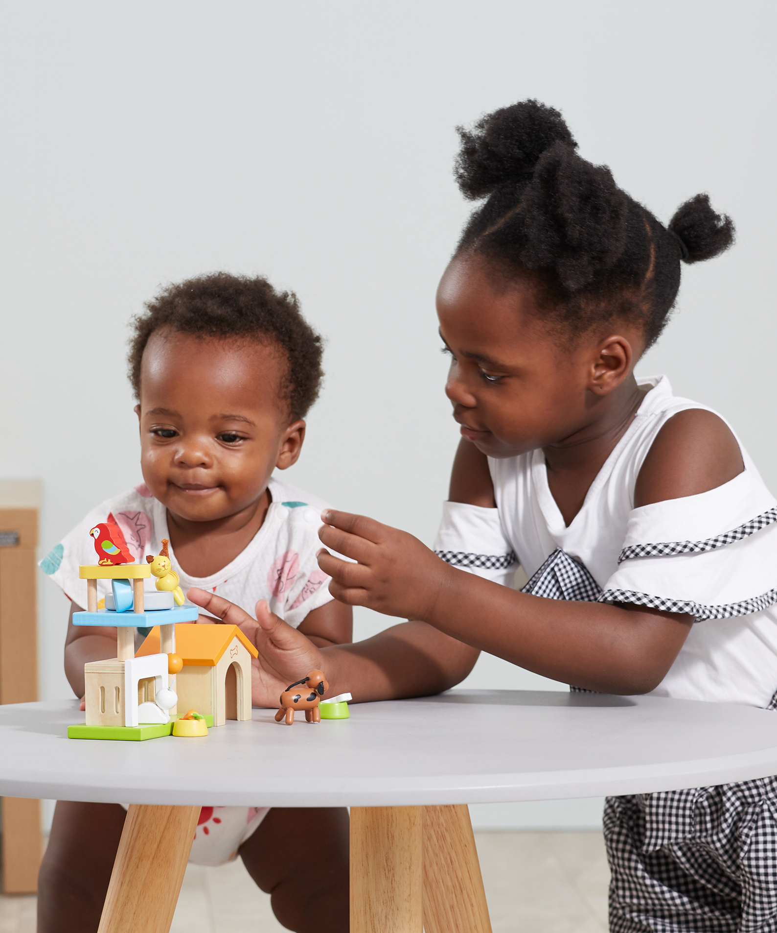 VIGA My Pets Wooden Roleplay Toy Set  4 Pet Figures with Feeding and Sleeping Accessories  Educational Pretend Play for Children 3 Years and Up