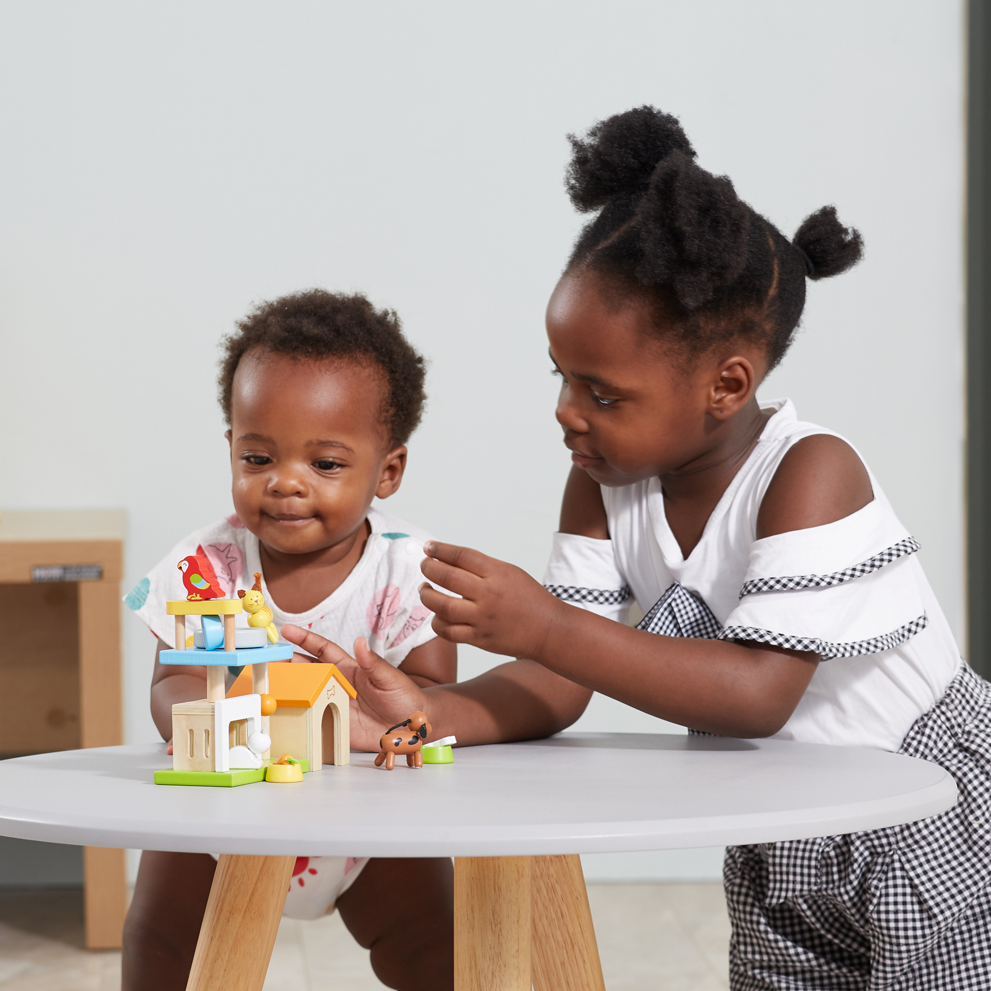 VIGA My Pets Wooden Roleplay Toy Set  4 Pet Figures with Feeding and Sleeping Accessories  Educational Pretend Play for Children 3 Years and Up