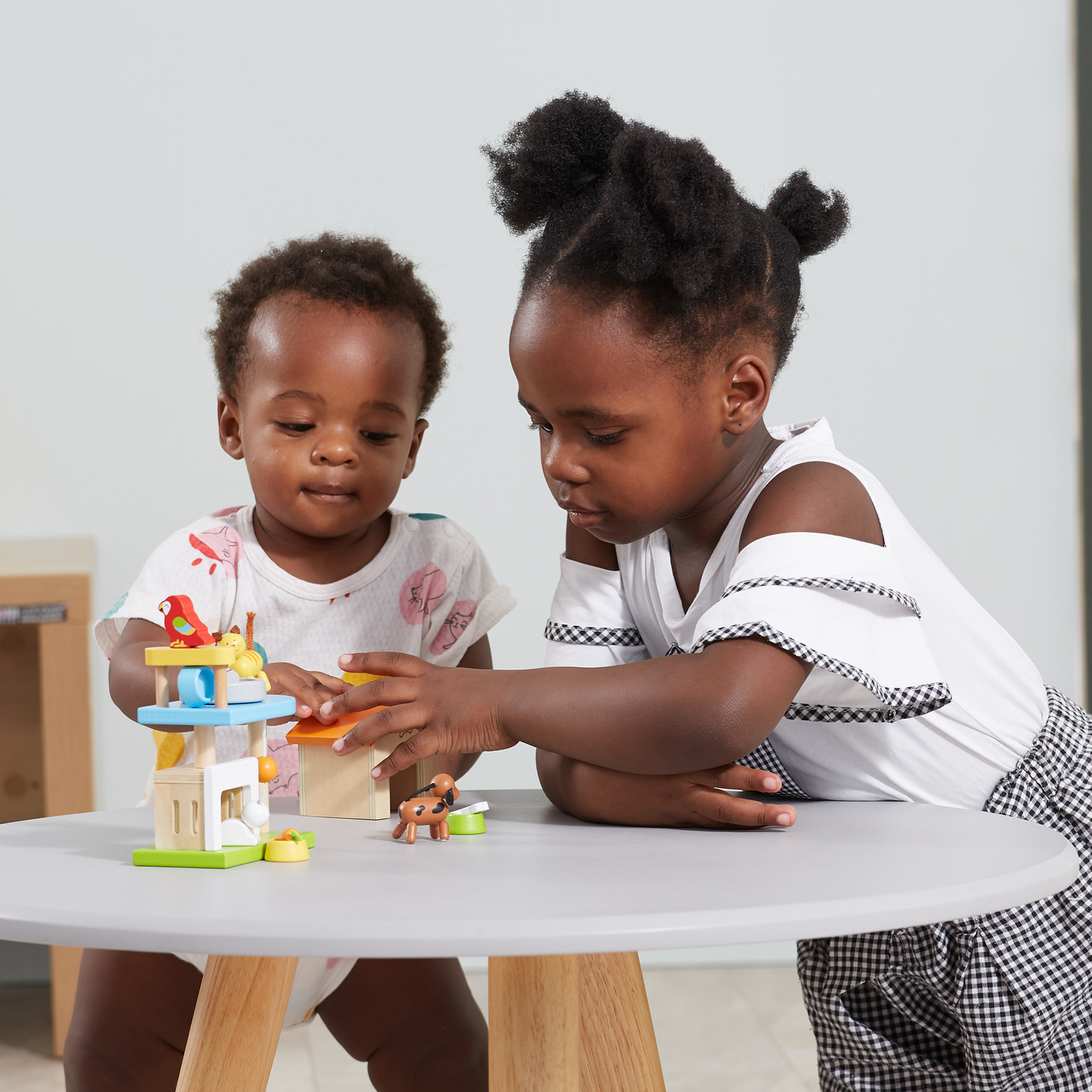 VIGA My Pets Wooden Roleplay Toy Set  4 Pet Figures with Feeding and Sleeping Accessories  Educational Pretend Play for Children 3 Years and Up