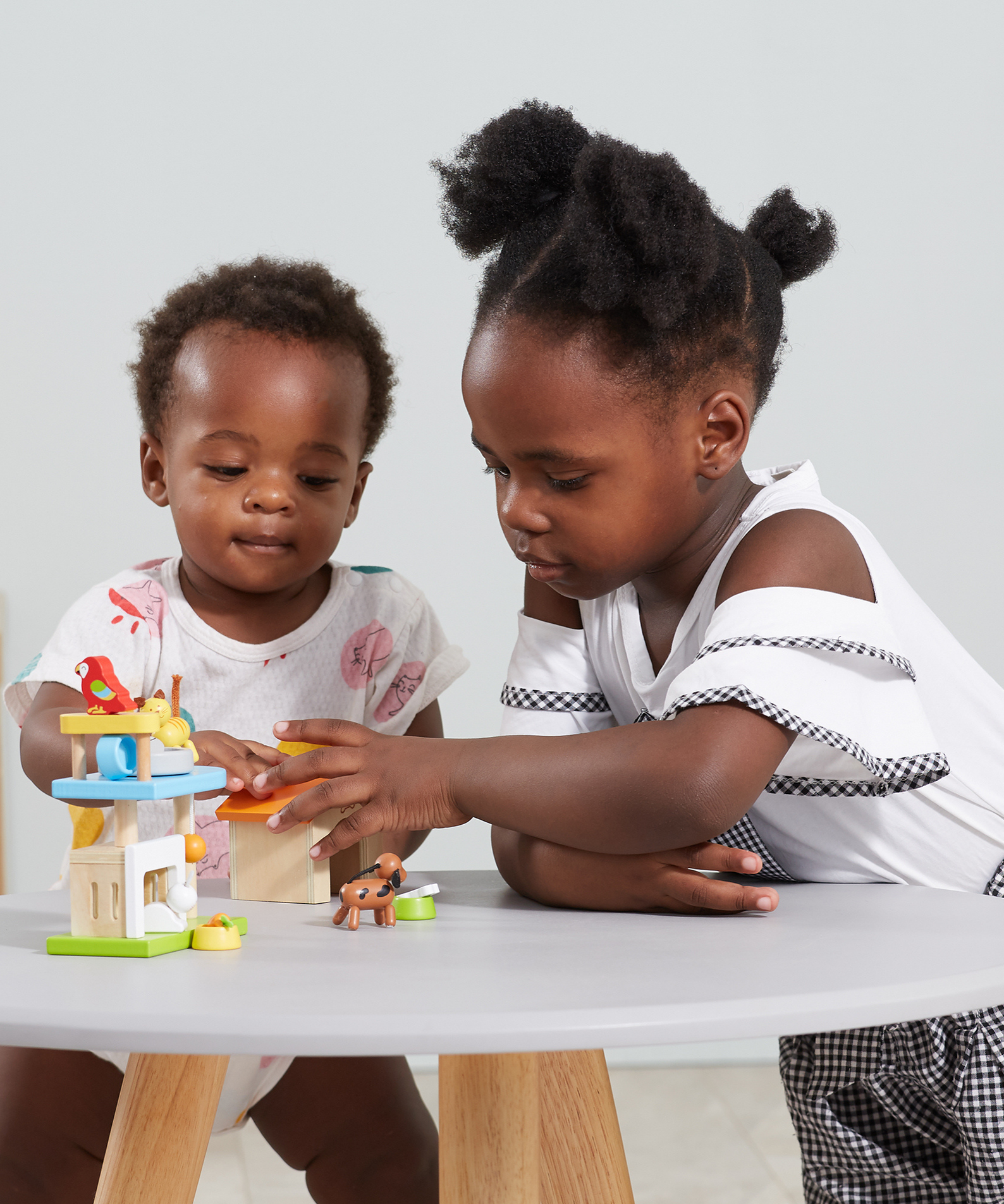 VIGA My Pets Wooden Roleplay Toy Set  4 Pet Figures with Feeding and Sleeping Accessories  Educational Pretend Play for Children 3 Years and Up