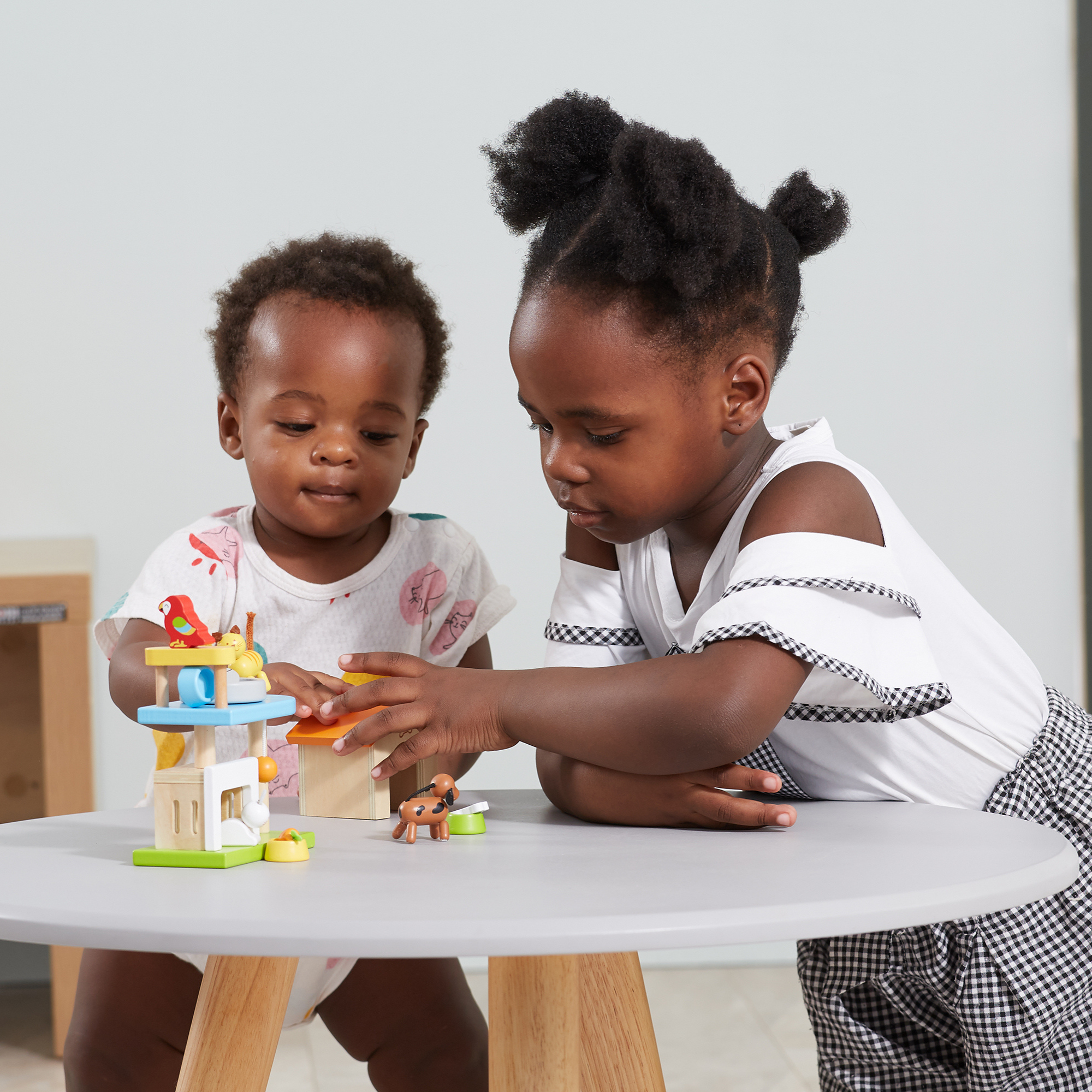 VIGA My Pets Wooden Roleplay Toy Set  4 Pet Figures with Feeding and Sleeping Accessories  Educational Pretend Play for Children 3 Years and Up