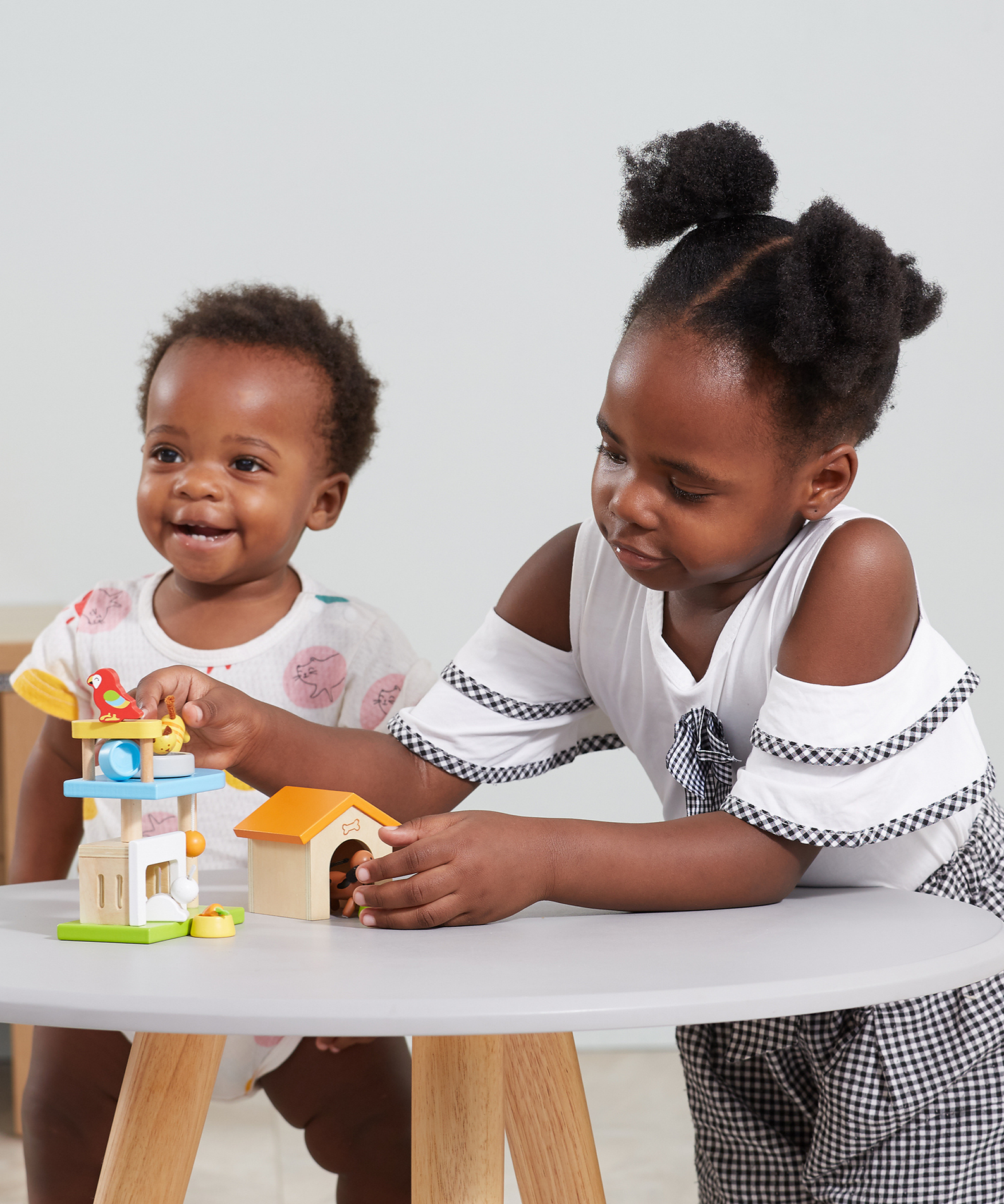 VIGA My Pets Wooden Roleplay Toy Set  4 Pet Figures with Feeding and Sleeping Accessories  Educational Pretend Play for Children 3 Years and Up