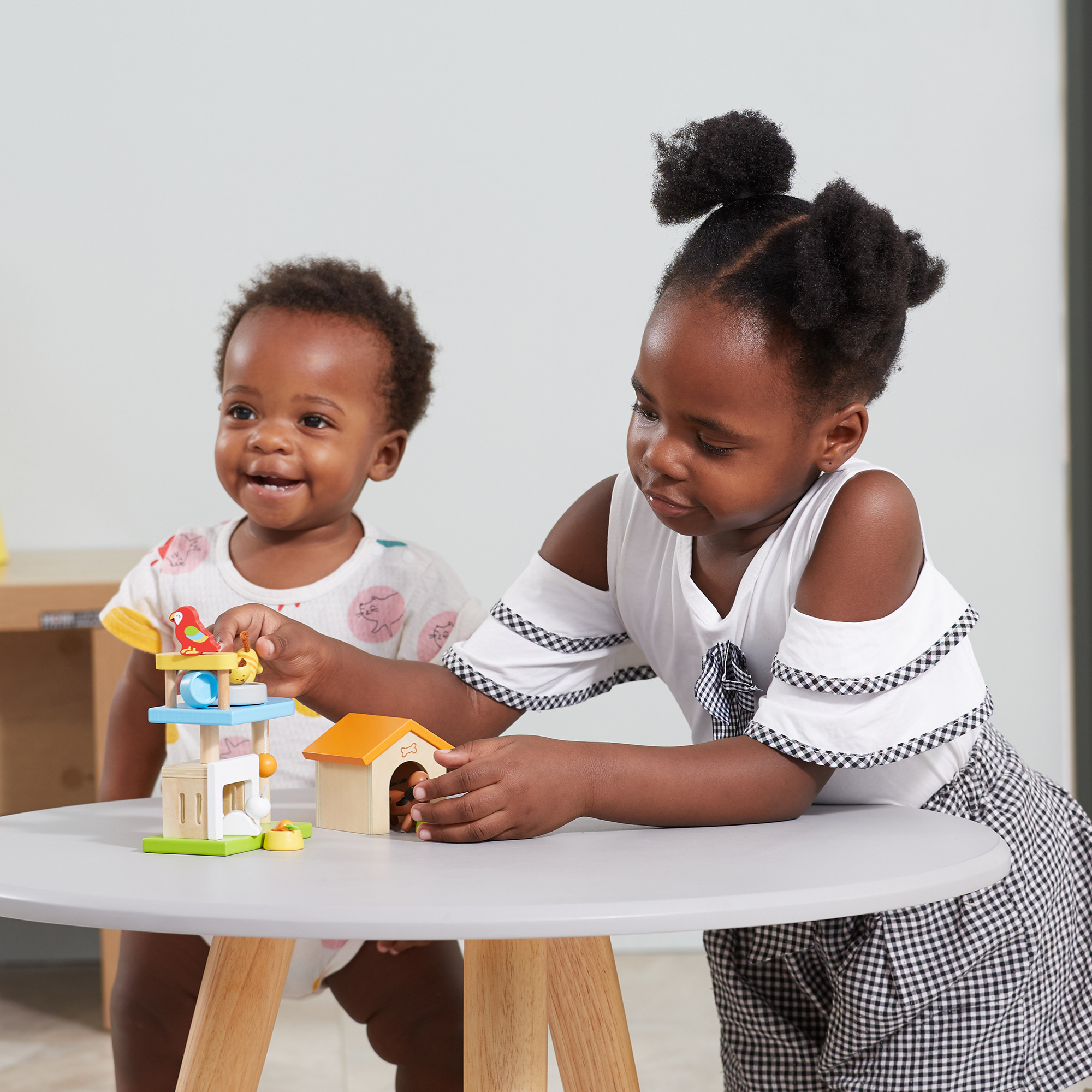 VIGA My Pets Wooden Roleplay Toy Set  4 Pet Figures with Feeding and Sleeping Accessories  Educational Pretend Play for Children 3 Years and Up