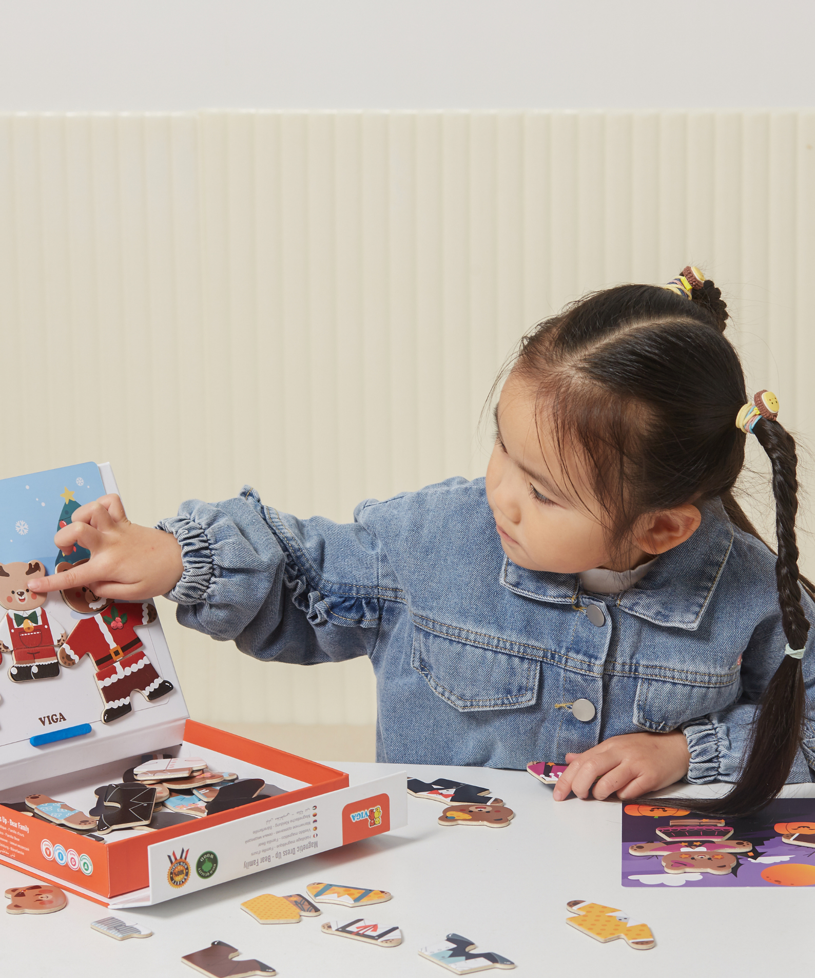 VIGA Magnetic Dress Up Bear Family Toy  Educational Magnetic Puzzle with 54 Pieces for Creative Role Play