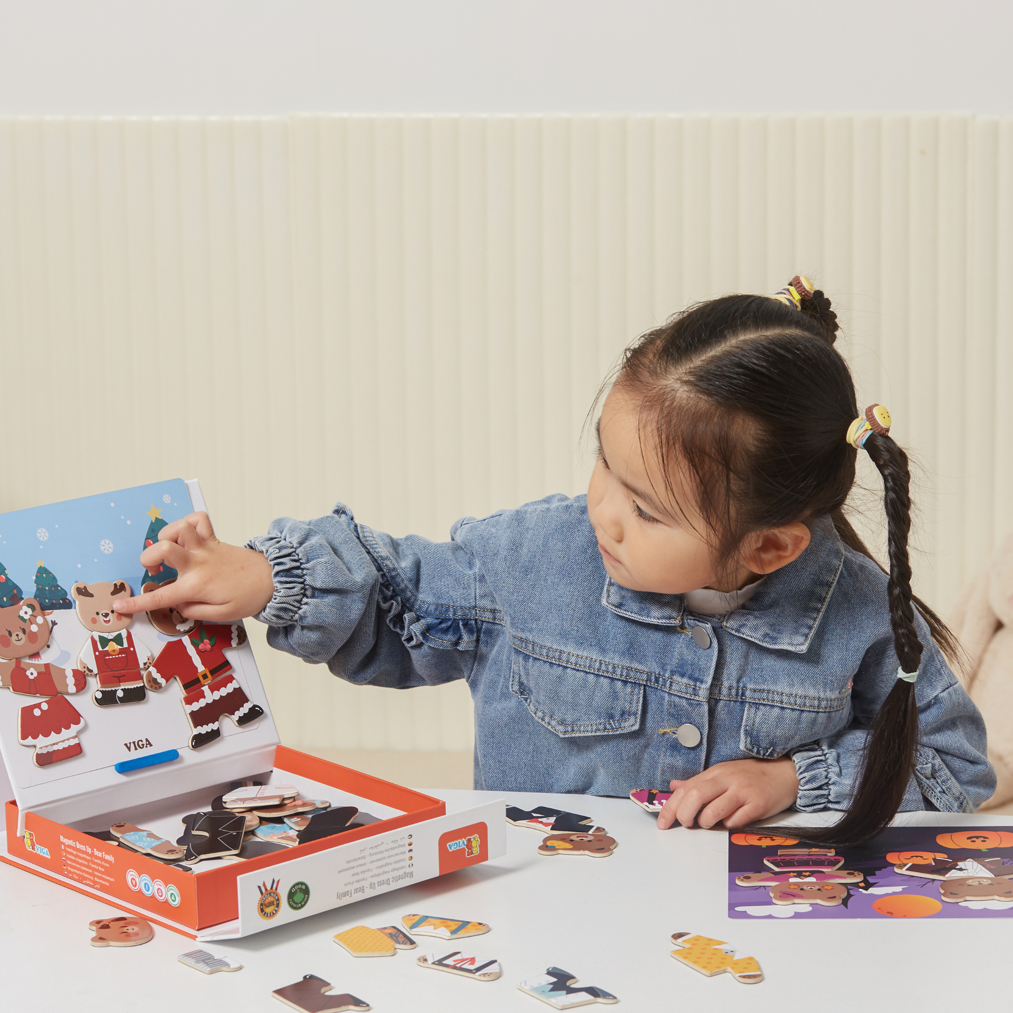 VIGA Magnetic Dress Up Bear Family Toy  Educational Magnetic Puzzle with 54 Pieces for Creative Role Play