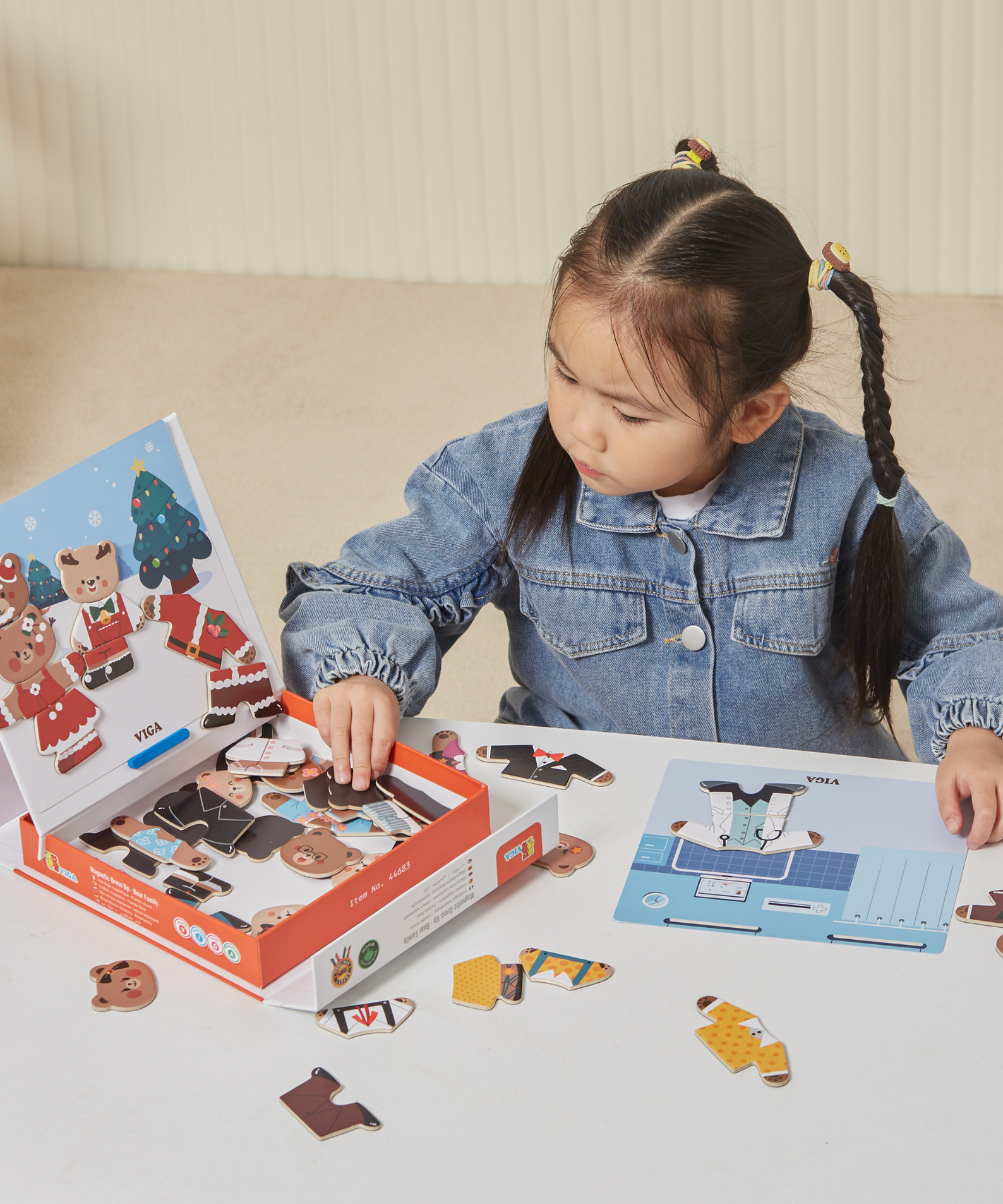 VIGA Magnetic Dress Up Bear Family Toy  Educational Magnetic Puzzle with 54 Pieces for Creative Role Play