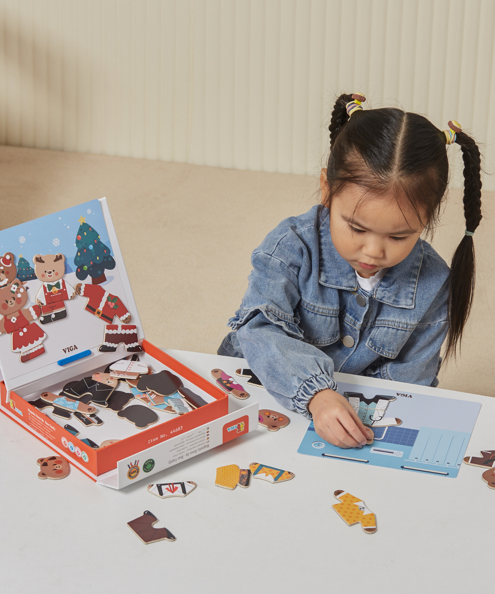 VIGA Magnetic Dress Up Bear Family Toy  Educational Magnetic Puzzle with 54 Pieces for Creative Role Play