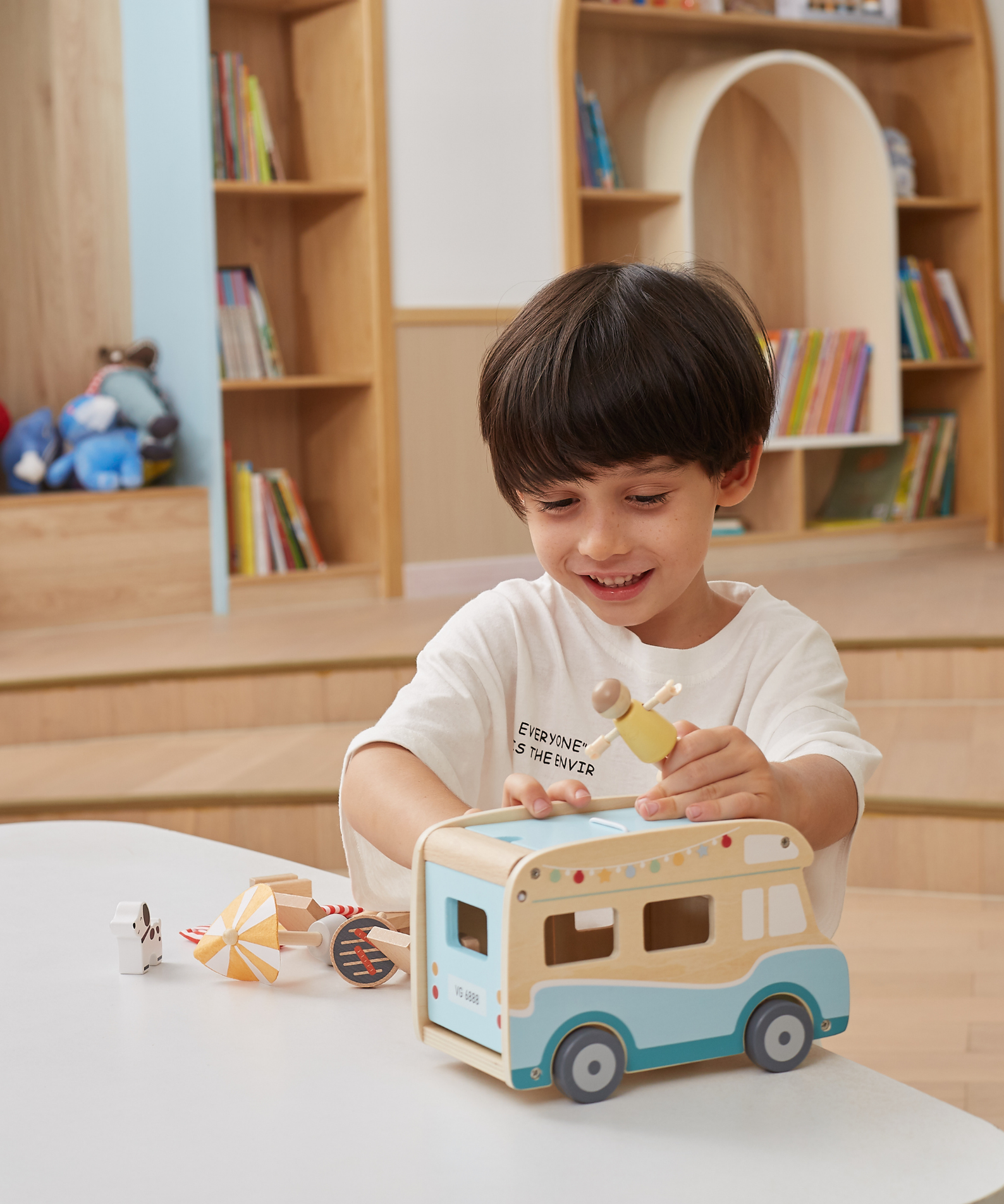 Viga Wooden Camper Van Playset, 12-Piece Montessori-Inspired Beach-Themed Vehicle Toy, Non-Toxic and Eco-Friendly, Encourages Imaginative Role Play and Fine Motor Skills, Suitable for Boys & Girls Ages 3+