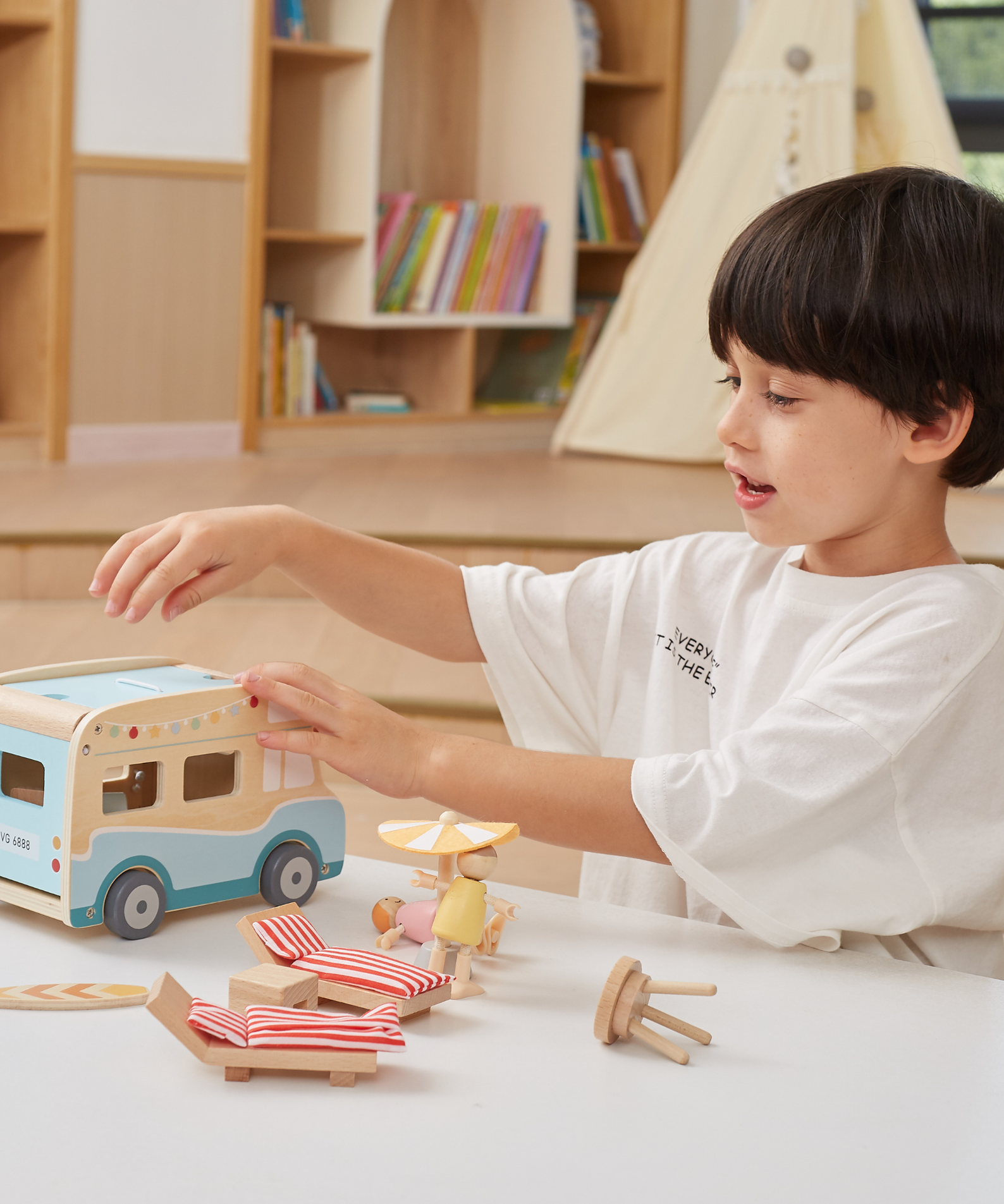 Viga Wooden Camper Van Playset, 12-Piece Montessori-Inspired Beach-Themed Vehicle Toy, Non-Toxic and Eco-Friendly, Encourages Imaginative Role Play and Fine Motor Skills, Suitable for Boys & Girls Ages 3+
