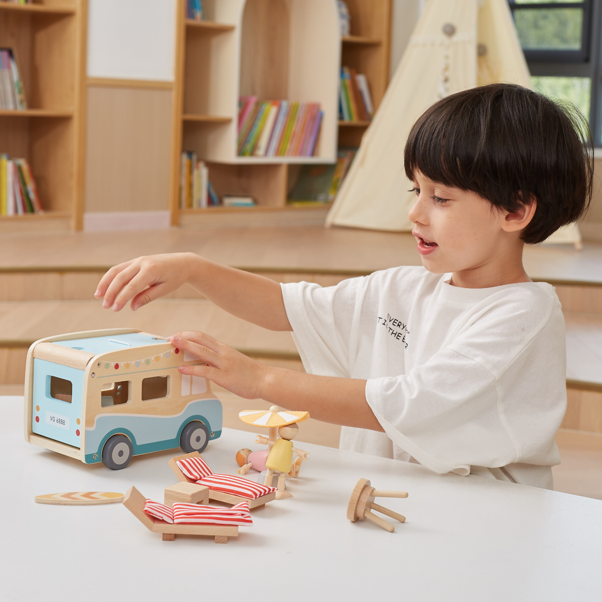 Viga Wooden Camper Van Playset, 12-Piece Montessori-Inspired Beach-Themed Vehicle Toy, Non-Toxic and Eco-Friendly, Encourages Imaginative Role Play and Fine Motor Skills, Suitable for Boys & Girls Ages 3+