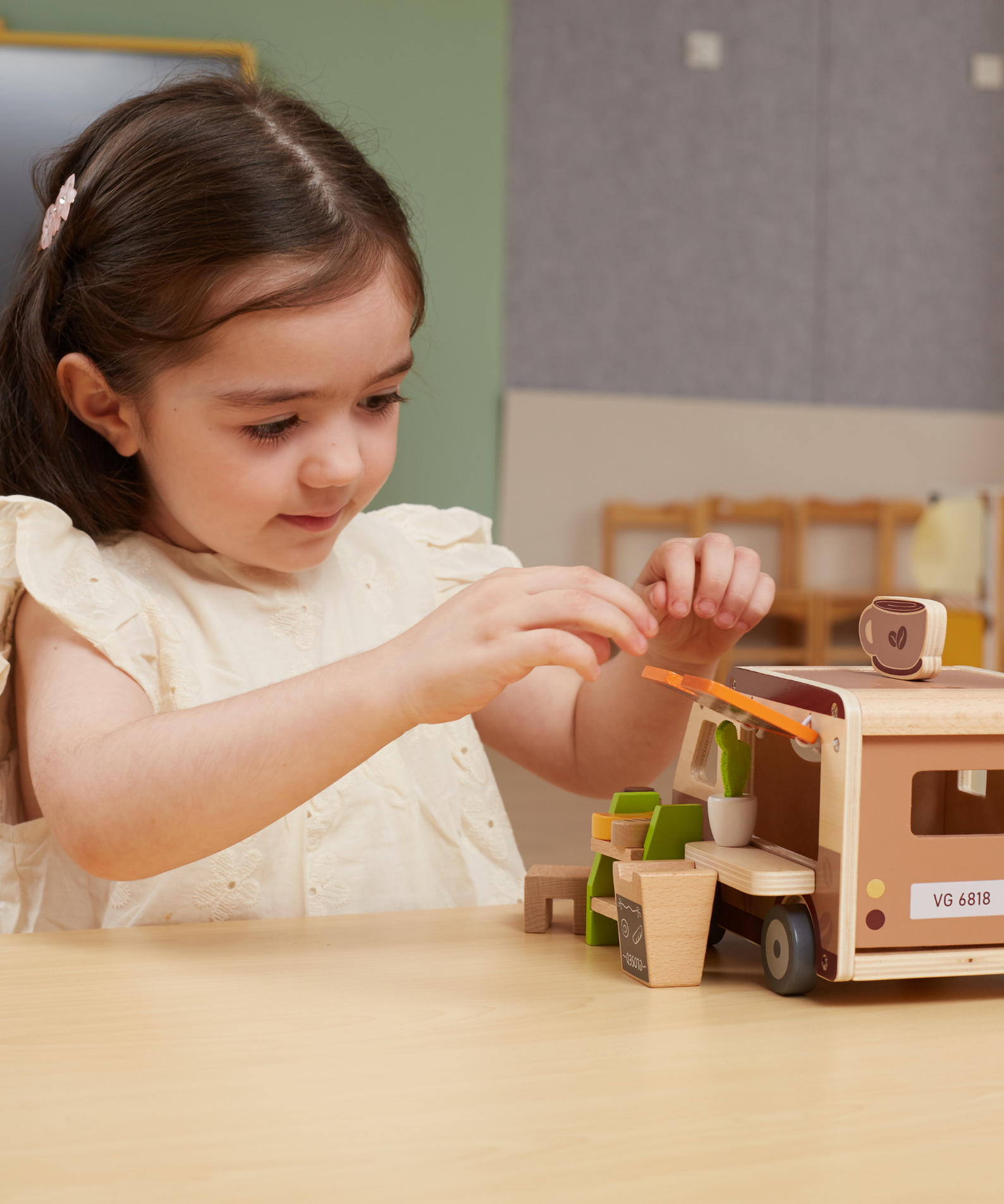 Viga Wooden Coffee Truck Playset, 11-Piece Montessori-Inspired Cafe-Themed Vehicle Toy, Non-Toxic and Eco-Friendly, Encourages Imaginative Role Play and Fine Motor Skills, Suitable for Boys & Girls Ages 3+