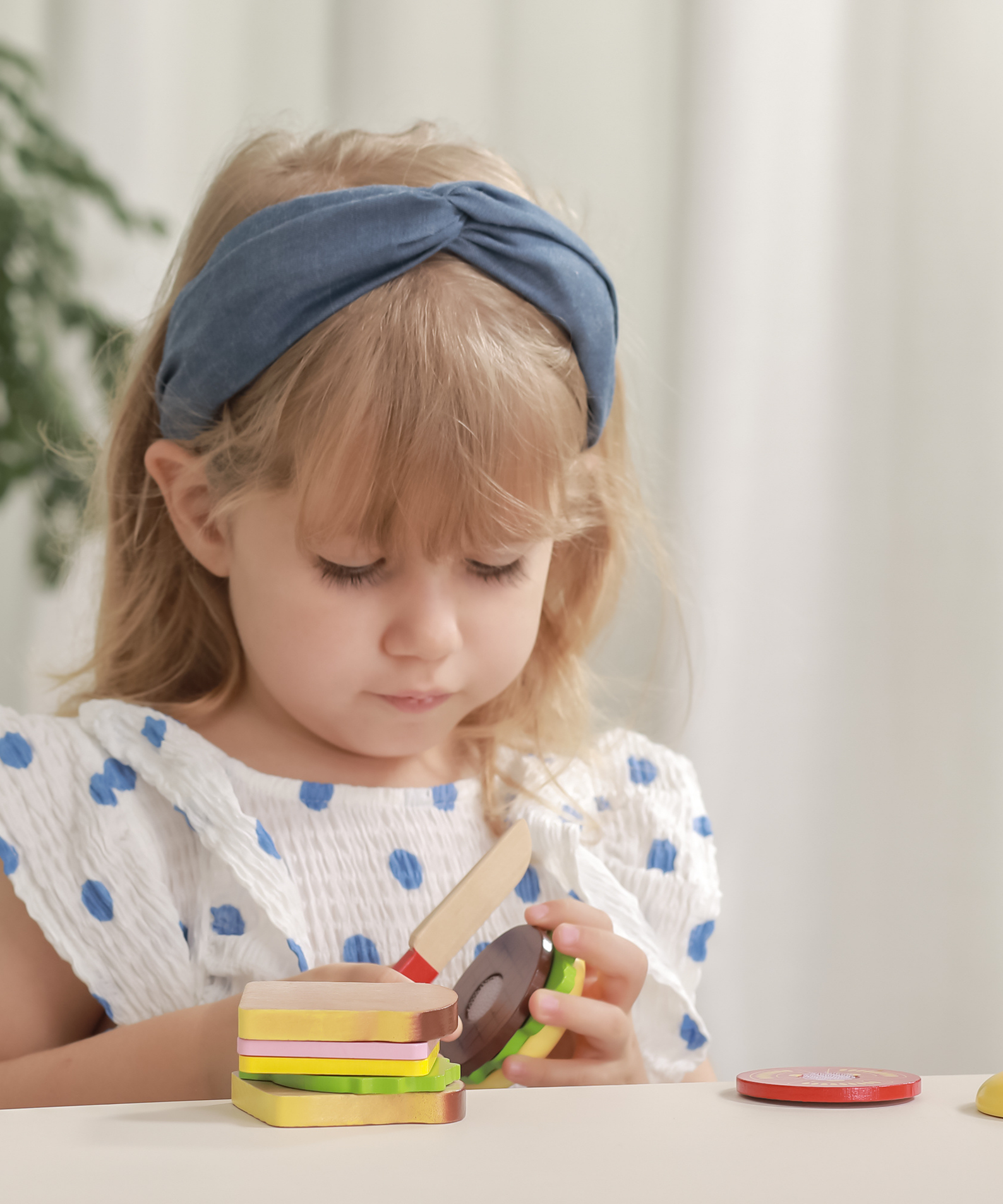 Viga Wooden Hamburger and Sandwich Toy Set, 11 Piece Pretend Play Food with Knife, Montessori Educational Kitchen Toy for Kids 18 Months+