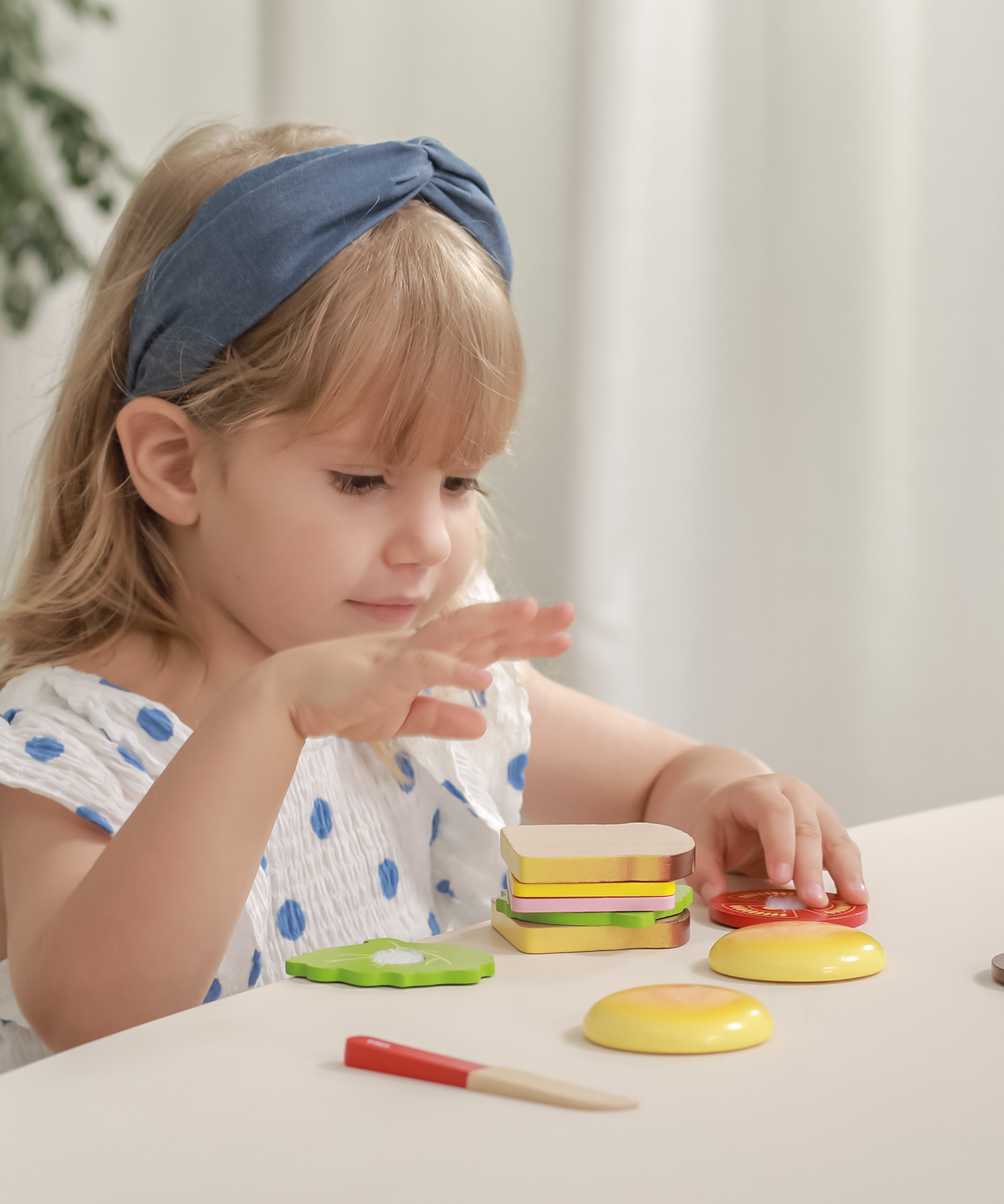 Viga Wooden Hamburger and Sandwich Toy Set, 11 Piece Pretend Play Food with Knife, Montessori Educational Kitchen Toy for Kids 18 Months+