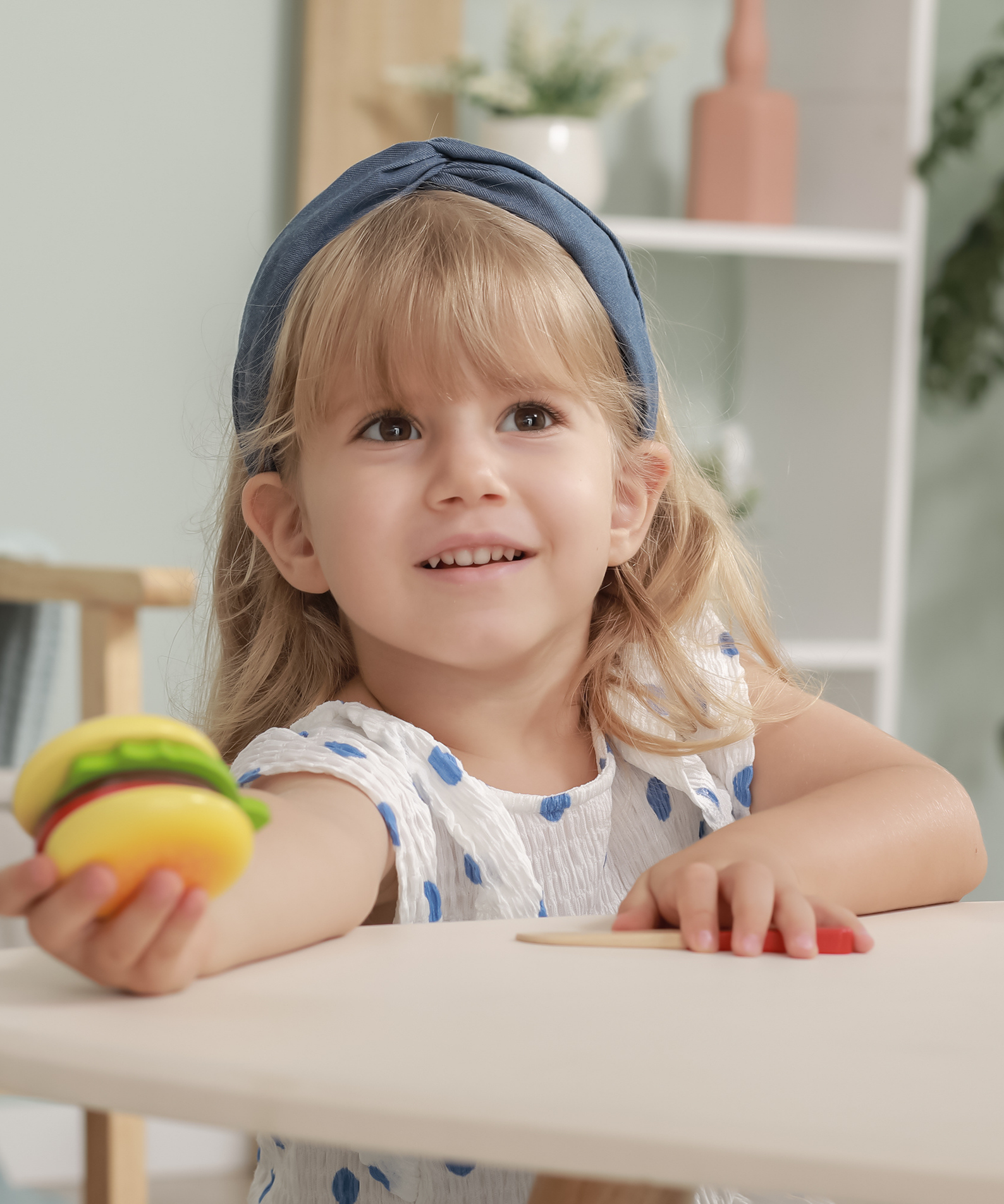 Viga Wooden Hamburger and Sandwich Toy Set, 11 Piece Pretend Play Food with Knife, Montessori Educational Kitchen Toy for Kids 18 Months+