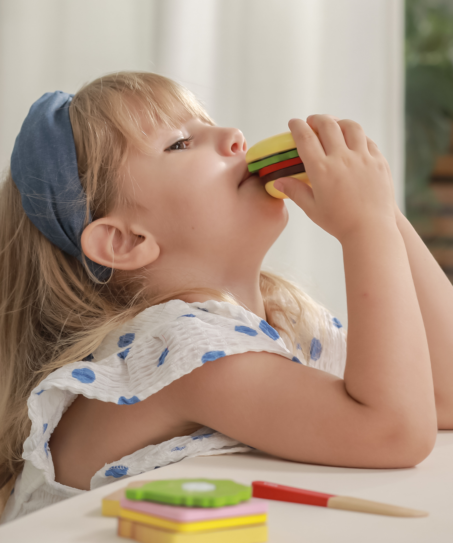 Viga Wooden Hamburger and Sandwich Toy Set, 11 Piece Pretend Play Food with Knife, Montessori Educational Kitchen Toy for Kids 18 Months+