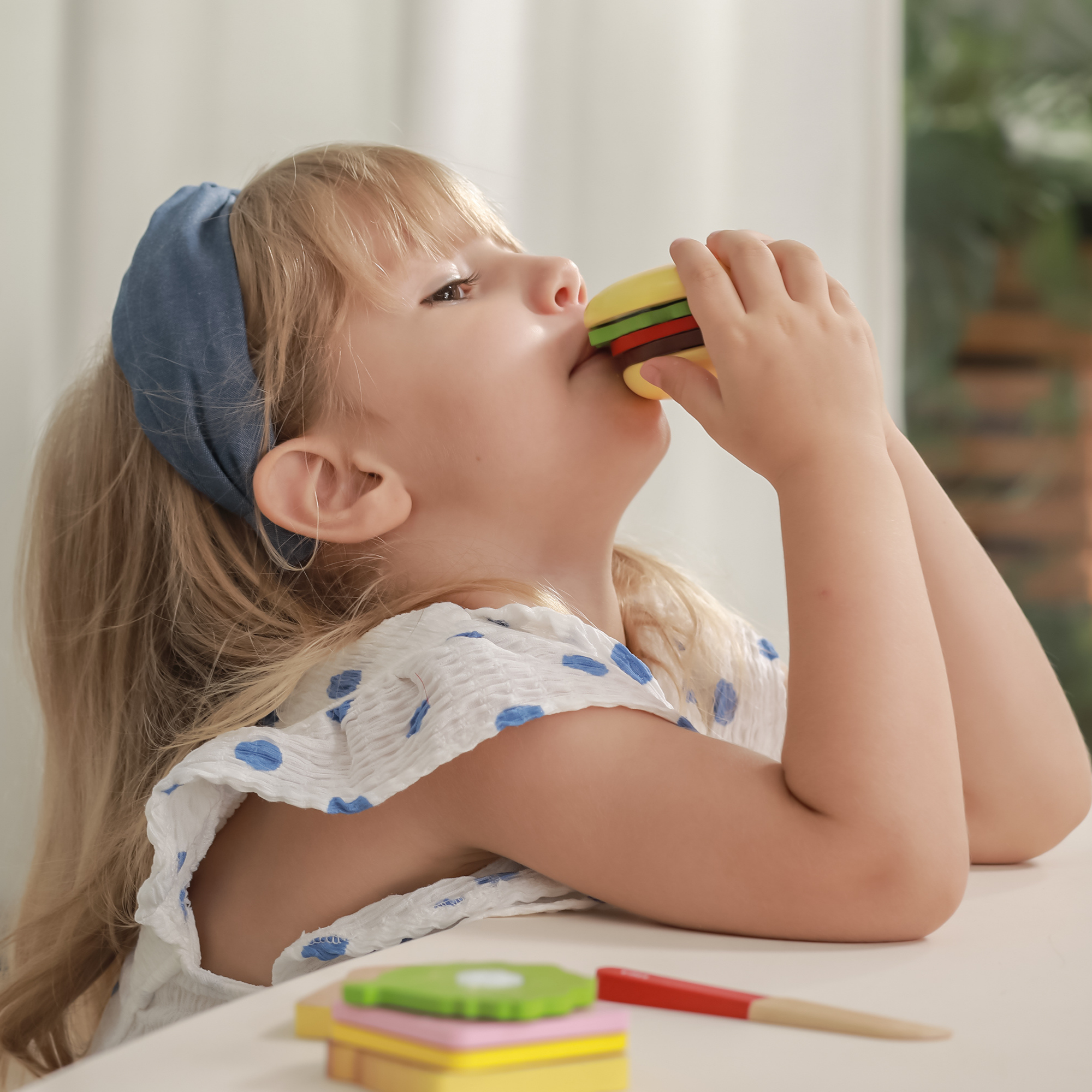 Viga Wooden Hamburger and Sandwich Toy Set, 11 Piece Pretend Play Food with Knife, Montessori Educational Kitchen Toy for Kids 18 Months+