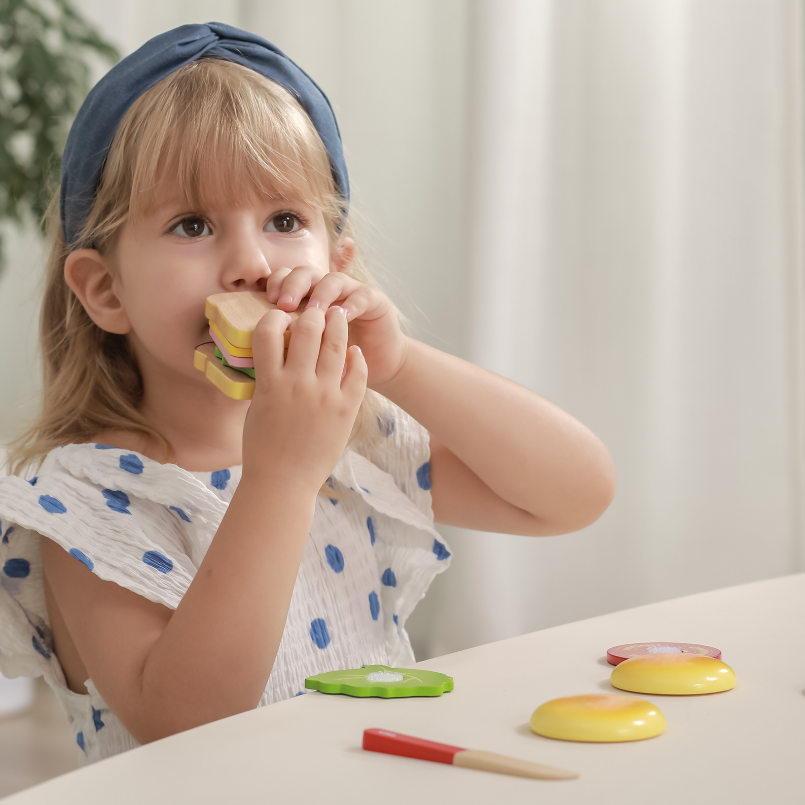 Viga Wooden Hamburger and Sandwich Toy Set, 11 Piece Pretend Play Food with Knife, Montessori Educational Kitchen Toy for Kids 18 Months+