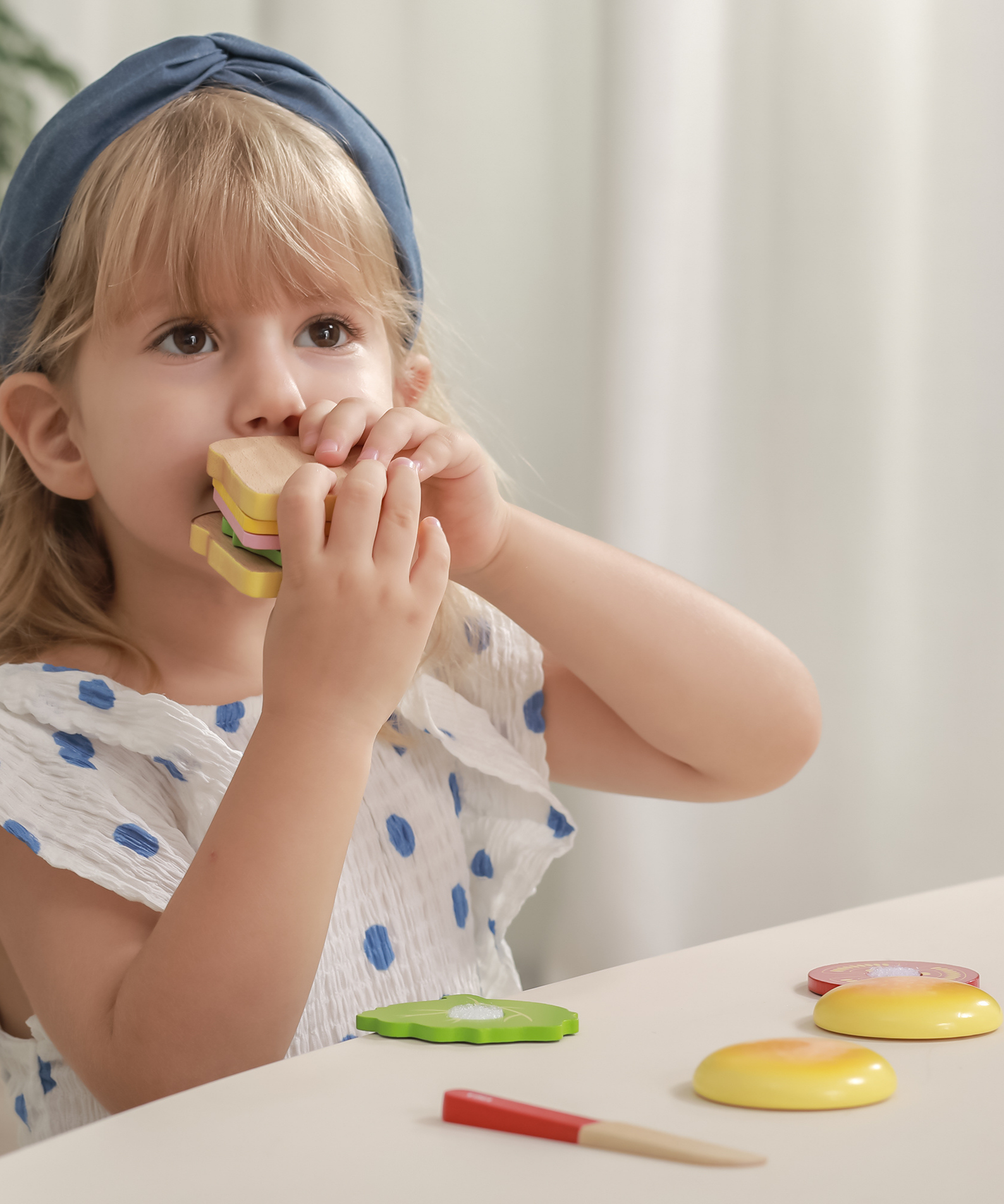 Viga Wooden Hamburger and Sandwich Toy Set, 11 Piece Pretend Play Food with Knife, Montessori Educational Kitchen Toy for Kids 18 Months+