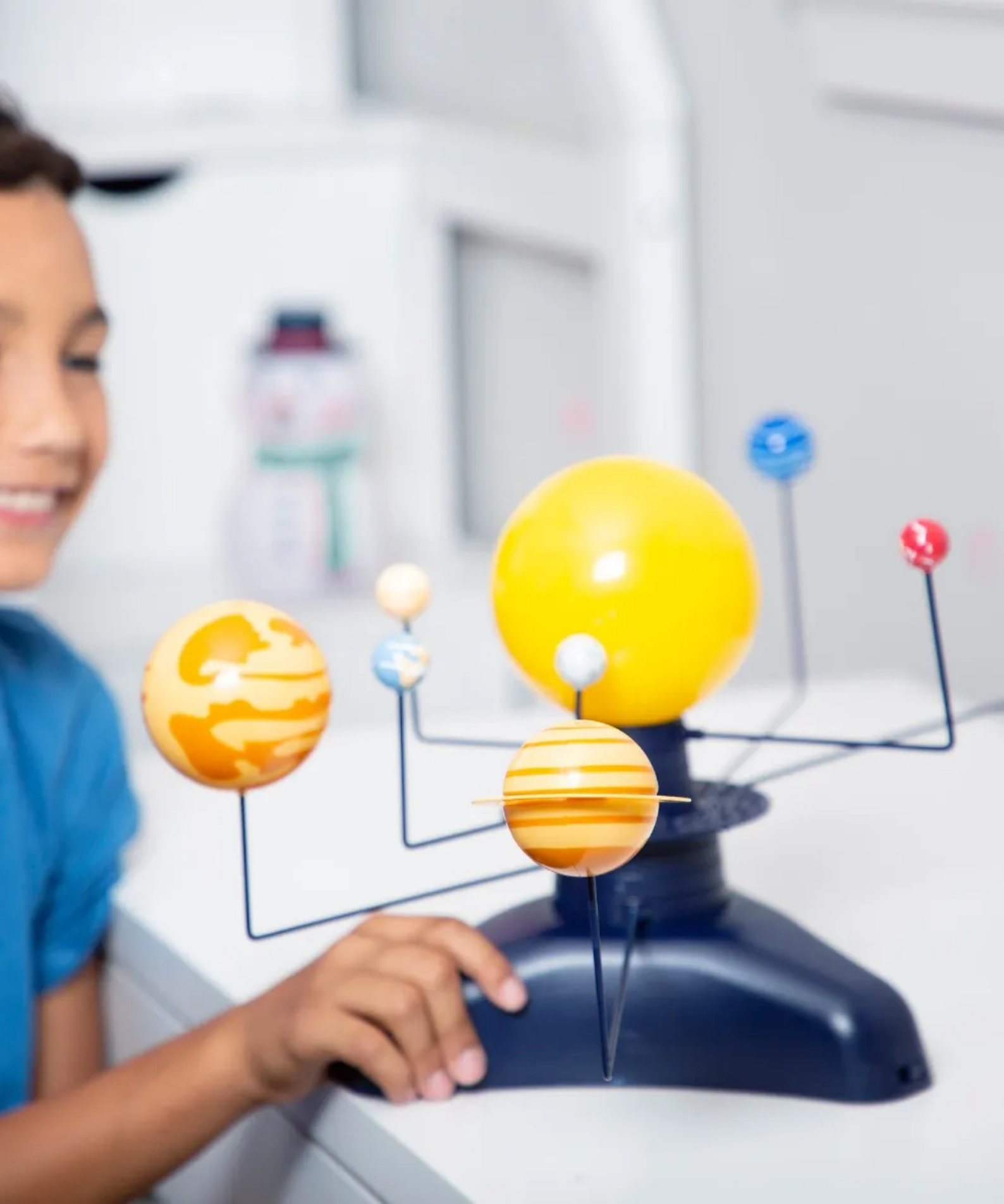 Learning Resources GeoSafari Motorised Solar System, Interactive Rotating & Revolving Model with Light-Up Sun & Star Projector, Includes Multilingual Activity Guide, For Kids Ages 8+