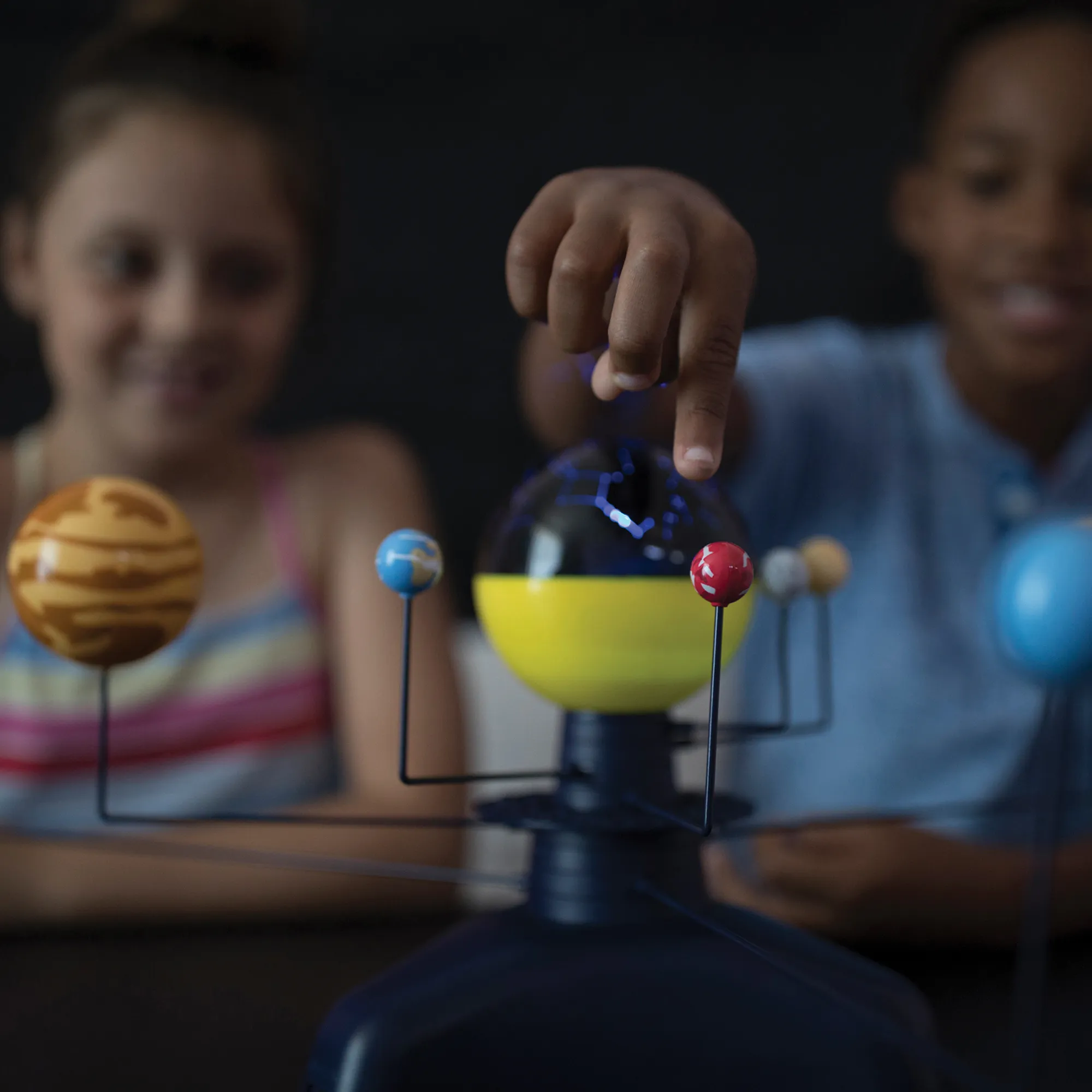 Learning Resources GeoSafari Motorised Solar System, Interactive Rotating & Revolving Model with Light-Up Sun & Star Projector, Includes Multilingual Activity Guide, For Kids Ages 8+
