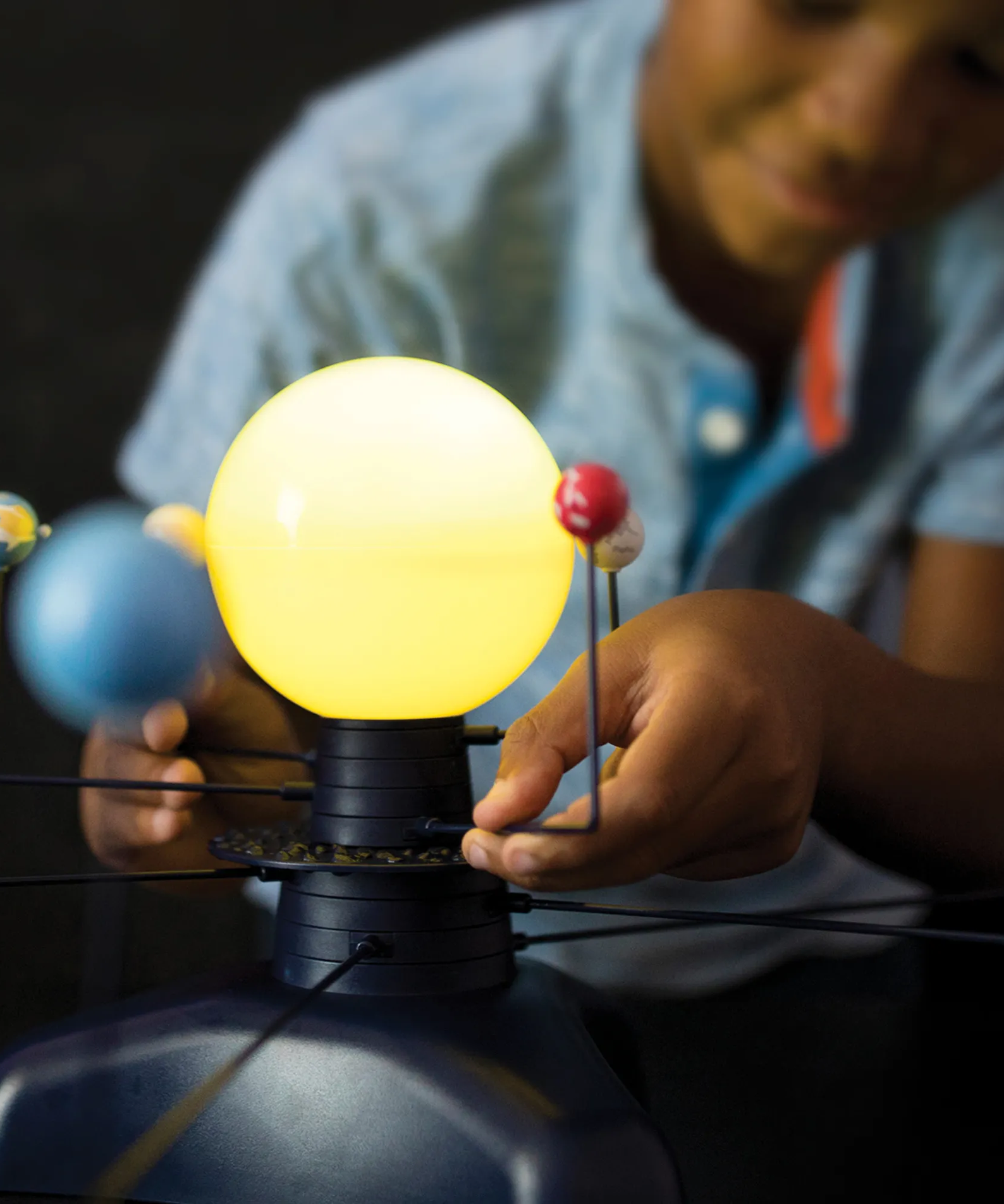 Learning Resources GeoSafari Motorised Solar System, Interactive Rotating & Revolving Model with Light-Up Sun & Star Projector, Includes Multilingual Activity Guide, For Kids Ages 8+