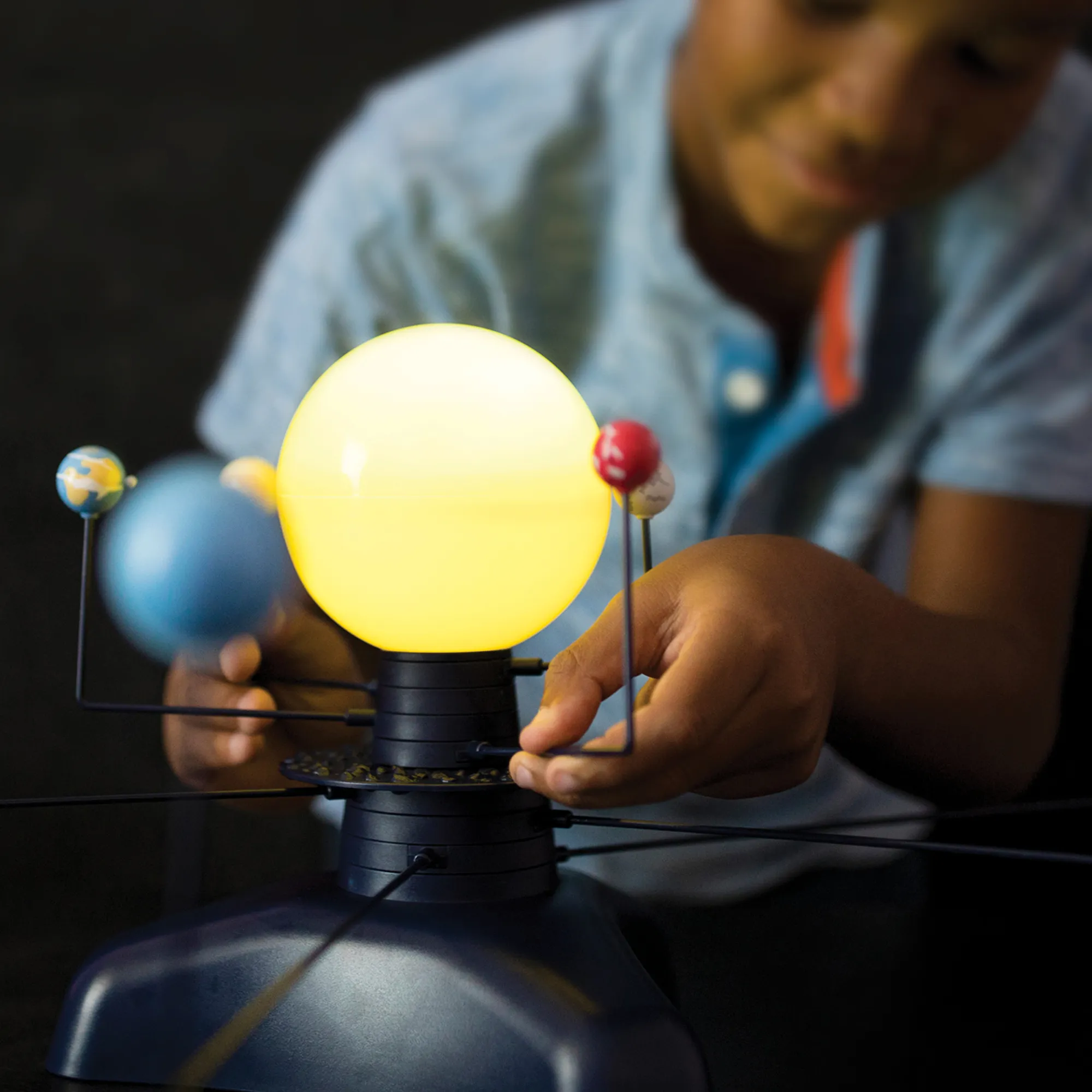 Learning Resources GeoSafari Motorised Solar System, Interactive Rotating & Revolving Model with Light-Up Sun & Star Projector, Includes Multilingual Activity Guide, For Kids Ages 8+