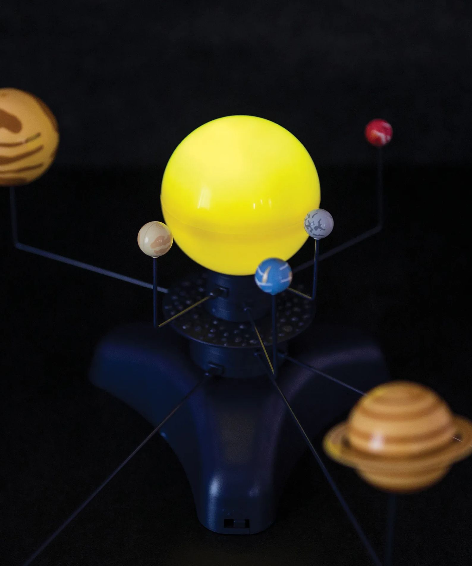 Learning Resources GeoSafari Motorised Solar System, Interactive Rotating & Revolving Model with Light-Up Sun & Star Projector, Includes Multilingual Activity Guide, For Kids Ages 8+